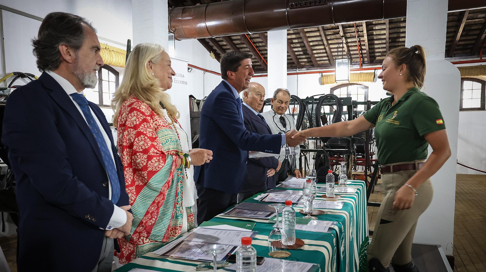 Entrega de notas y diplomas de fin de curso en la Real Escuela Entrega de notas y diplomas de fin de curso en la Real Escuela