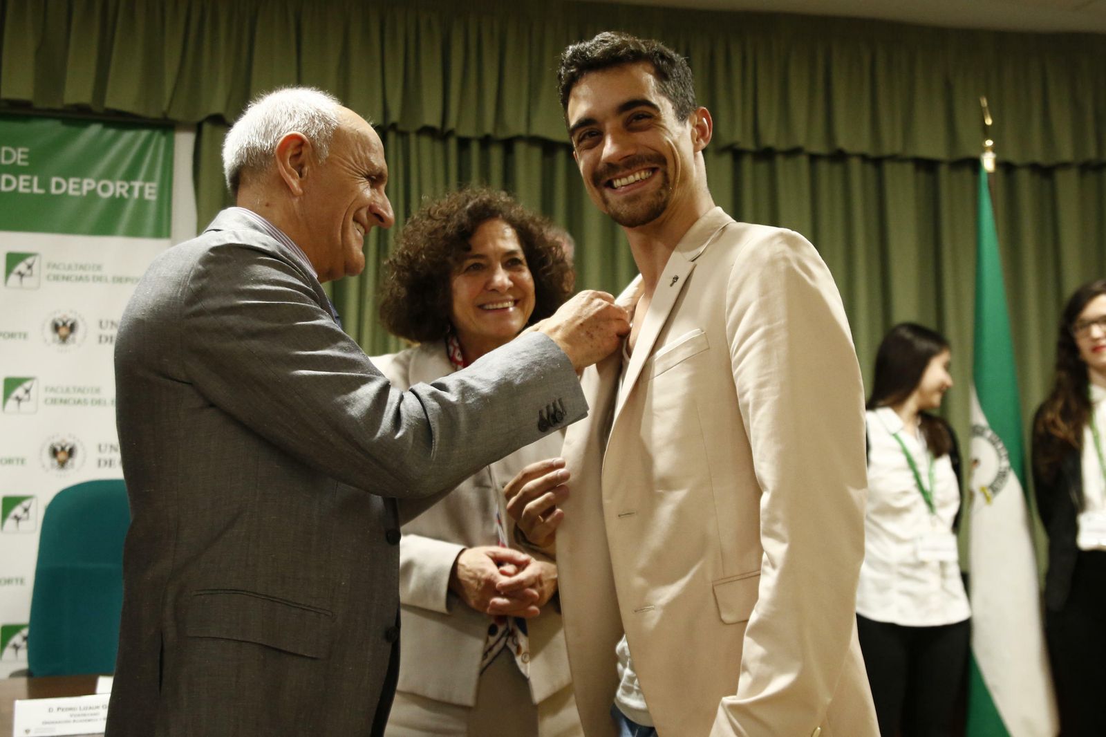 Javier Fernández recibe la insignia de oro de manos de Aurelio Sánchez Vinuesa