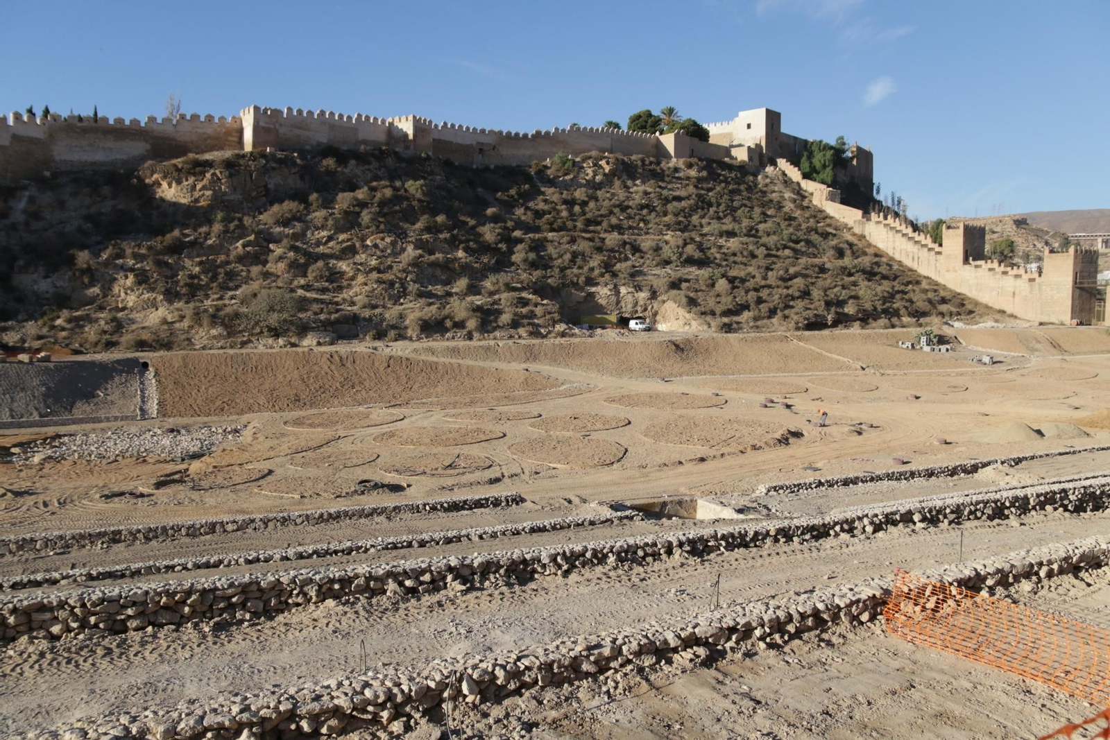Vista general del estado de las obras del parque de La Hoya, sin residuos y con las zonas ya marcadas