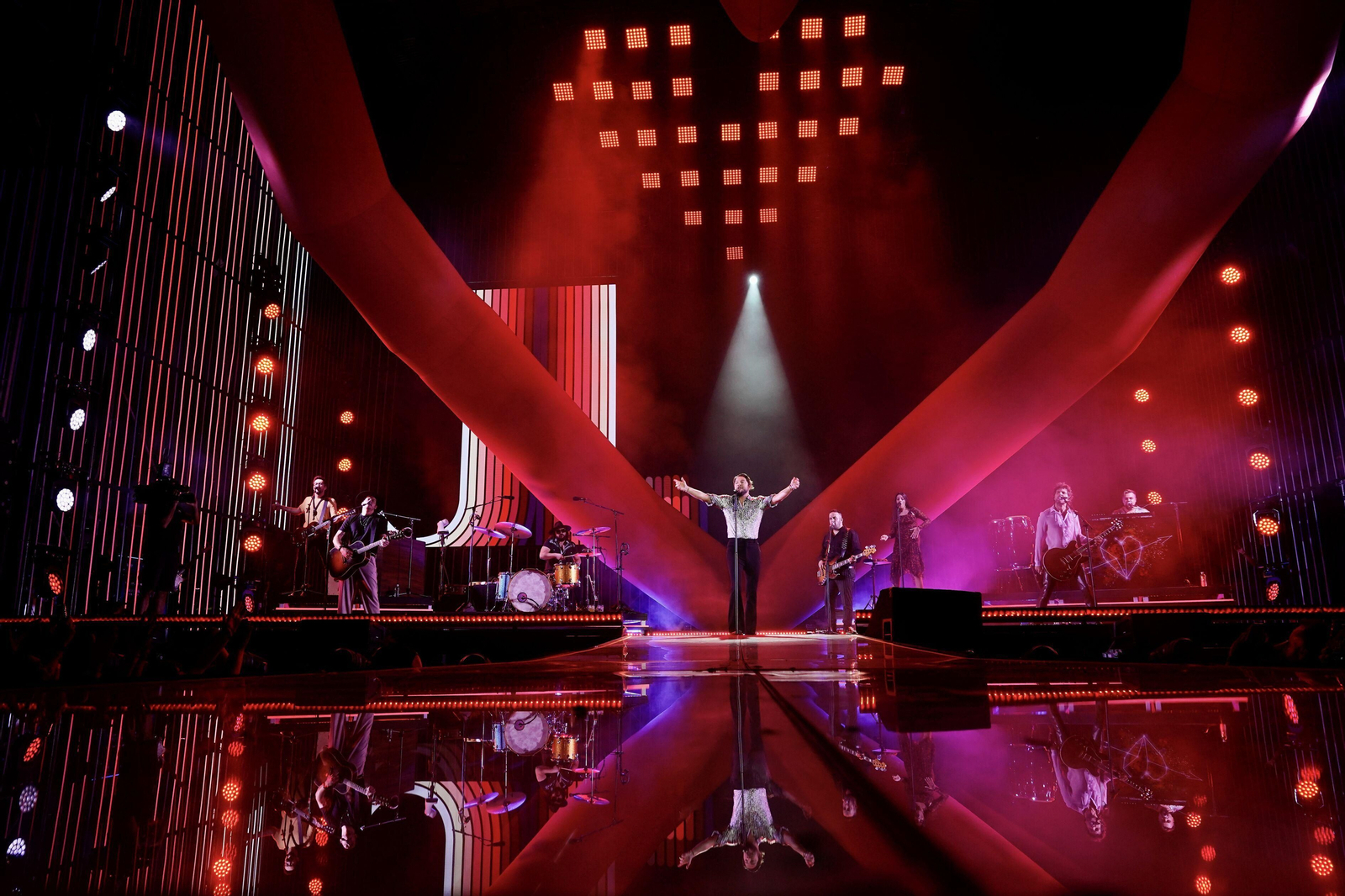 Manuel Carrasco conquista con sus 'flechas de amor' a Granada