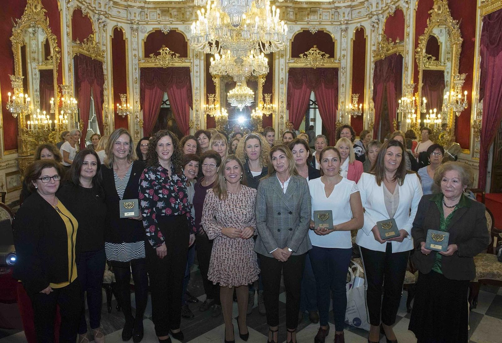 La presidenta de Diputación, el año pasado con las representantes de los colectivos premiados.