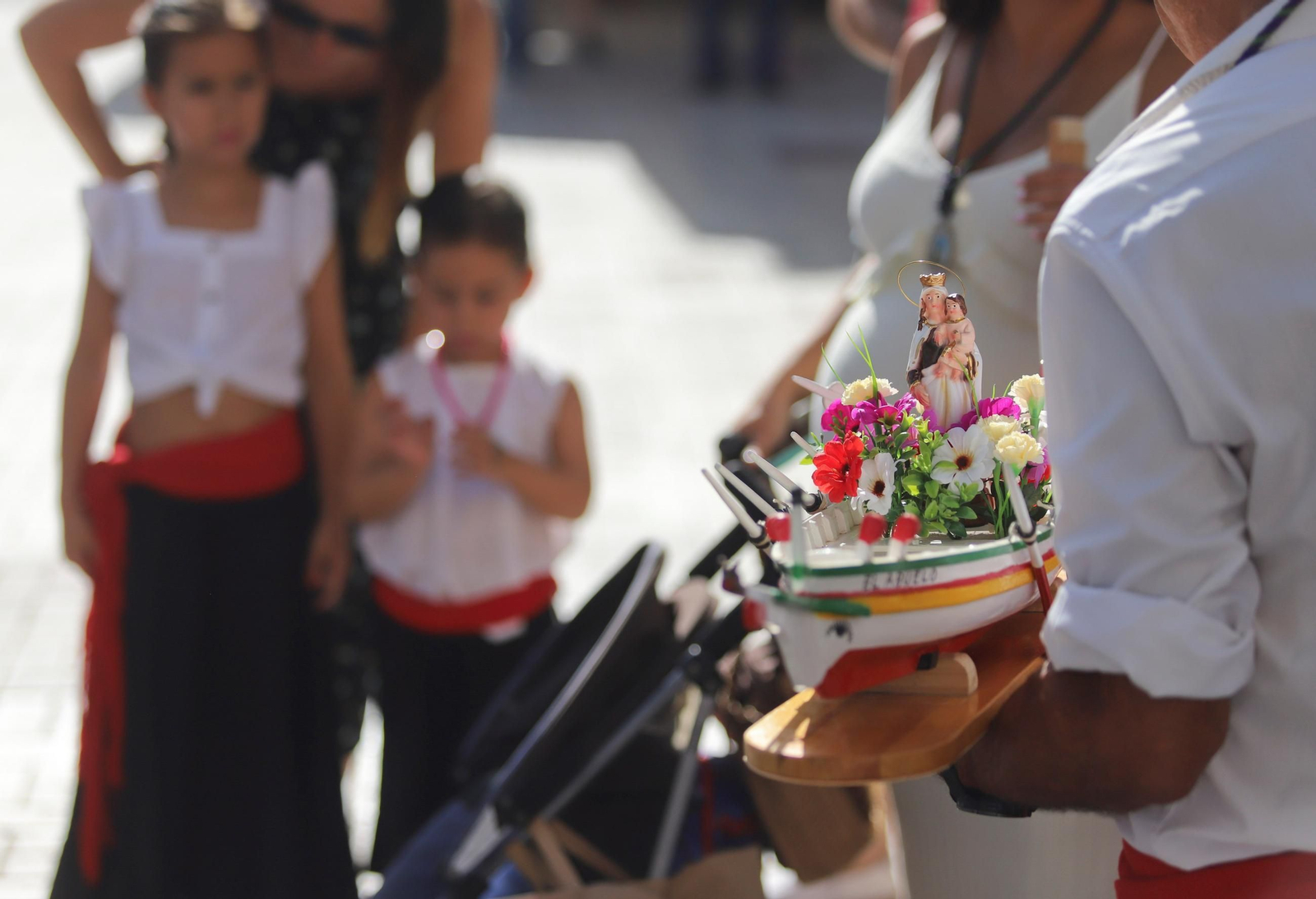 La procesión de la Virgen del Carmen en la playa del Palo, en Málaga, en fotos