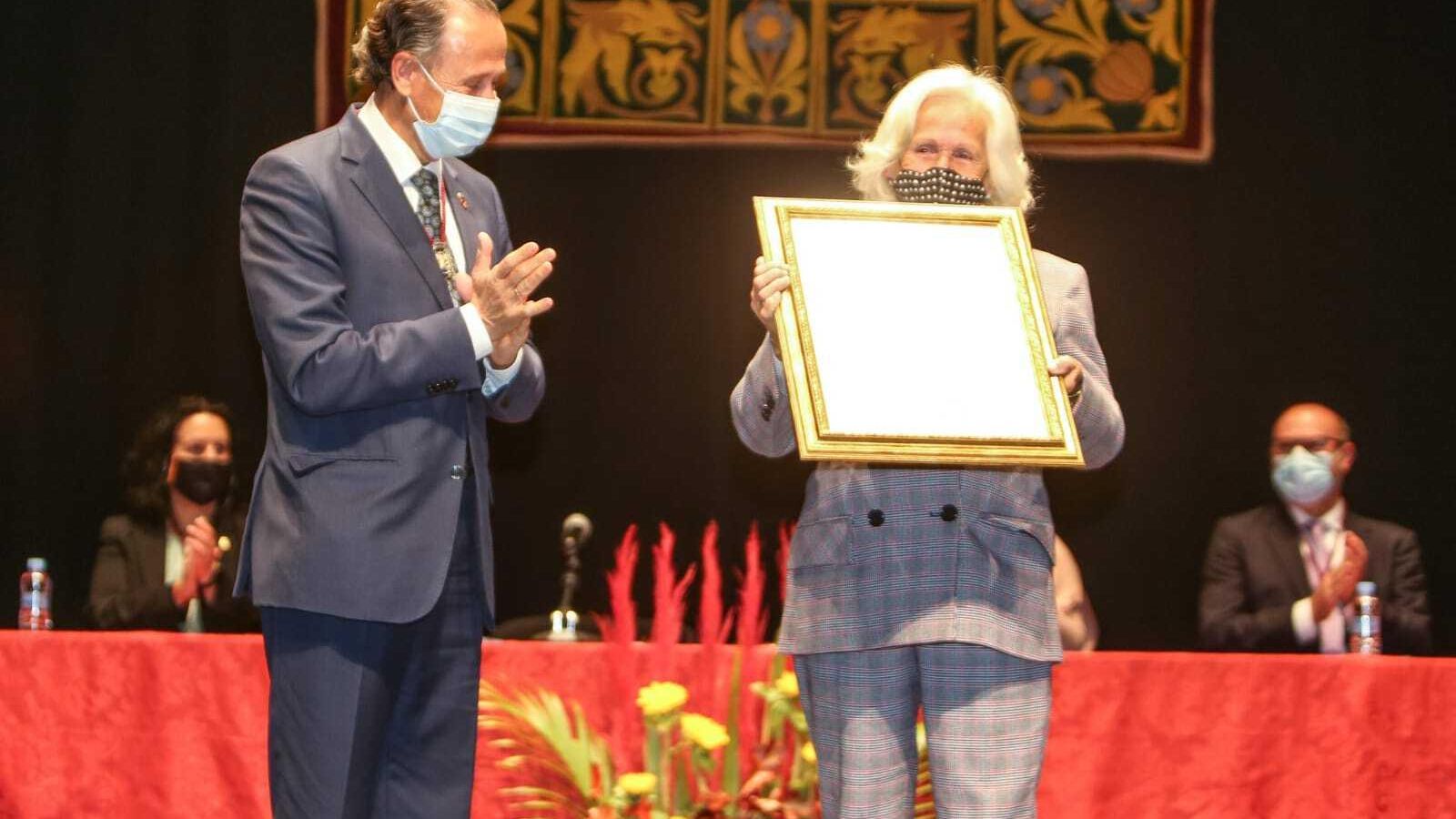 Josefa Piñero recibe su distinción.