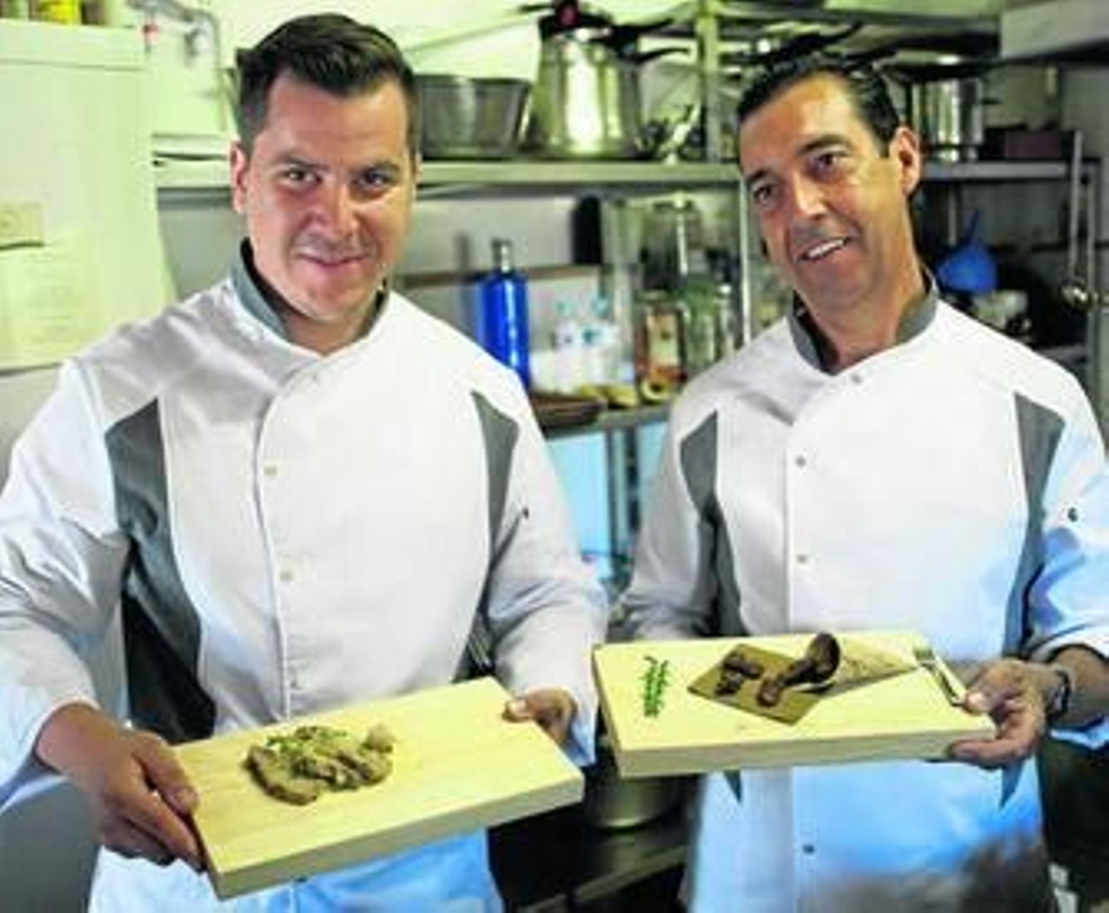 Los cocineros con las muestras de lomo y chicharrones.