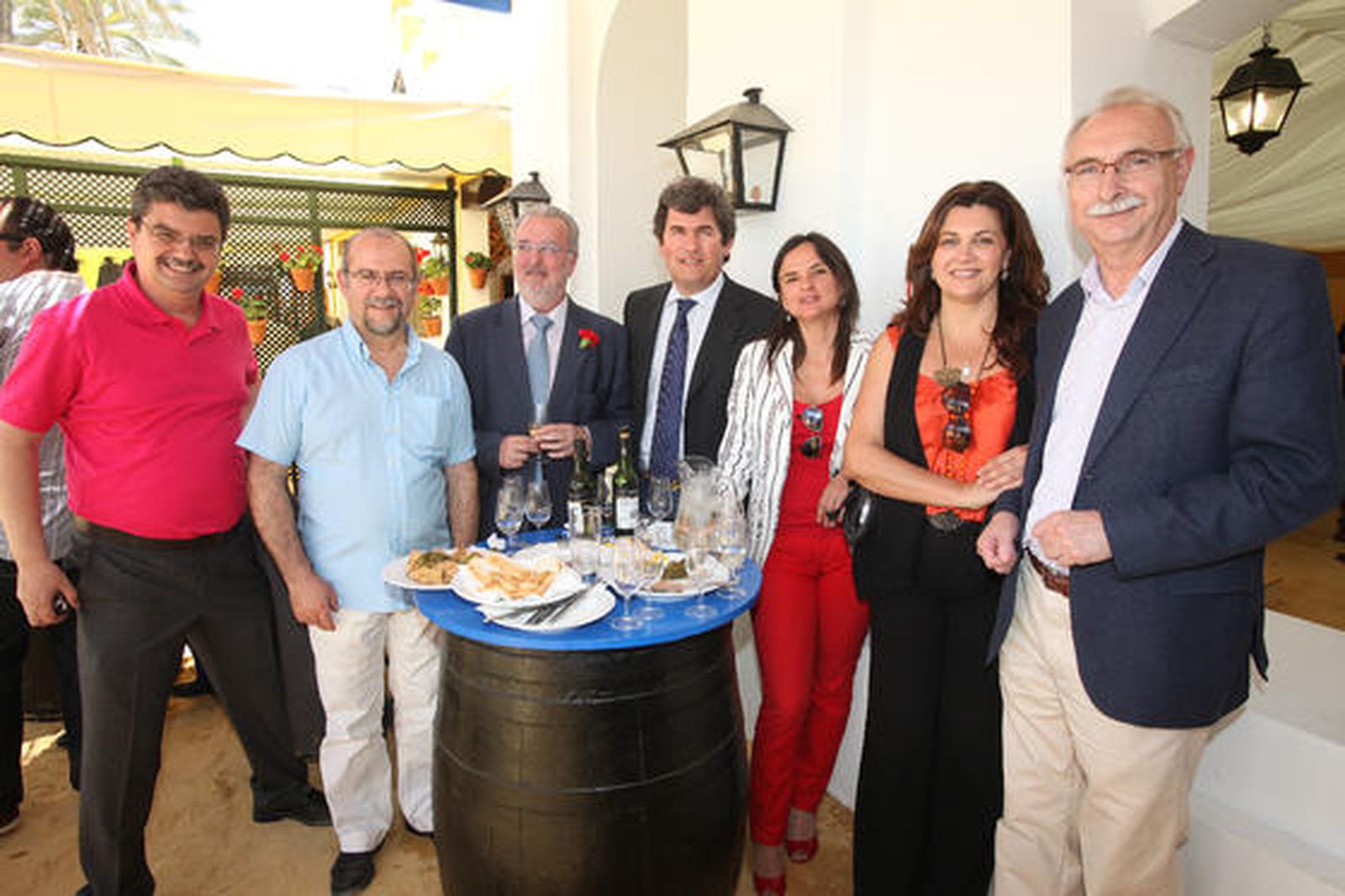 El presidente del Consejo Regulador, Antonio Fernández, junto a Alfonso Fajardo, Francisco Benavent, África Becerra, María Dolores Barroso y Antonio Fernández Ortega, en la terraza de la caseta del Diario.

Foto: Vanesa Lobo
