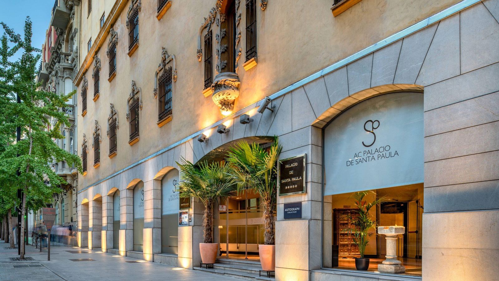 Entrada del hotel Palacio de Santa Paula