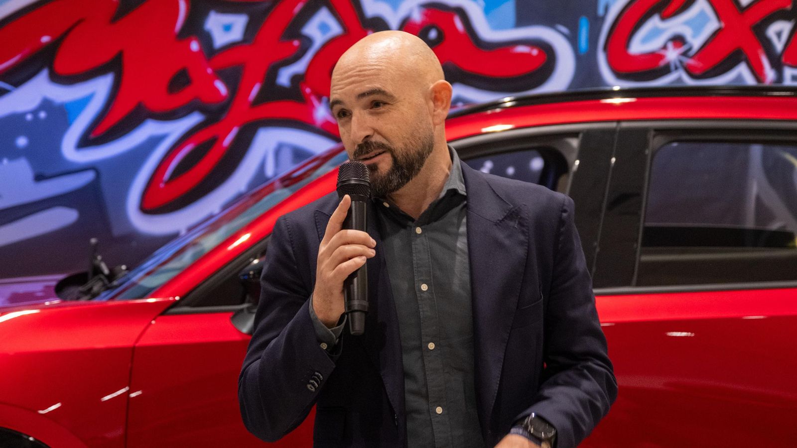El director gerente de Koni Motor, Sergio Cortés, intervino para poner el Mazda CX-5 a disposición de los malagueños y reiterar la colaboración de sus concesionarios con iniciativas de impacto social y cultural.