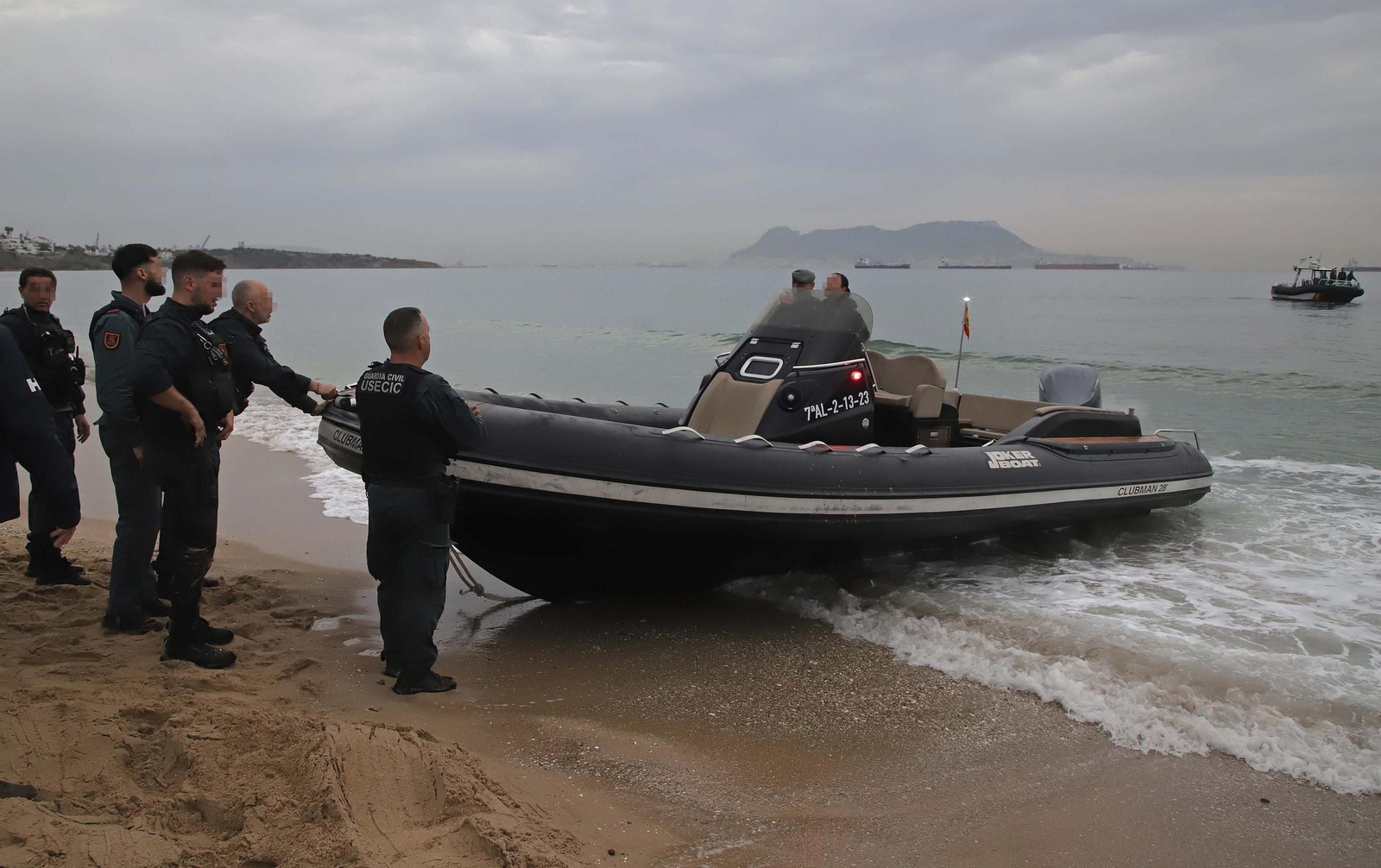 Fotos de la embarcación varada en la playa de Getares en Algeciras