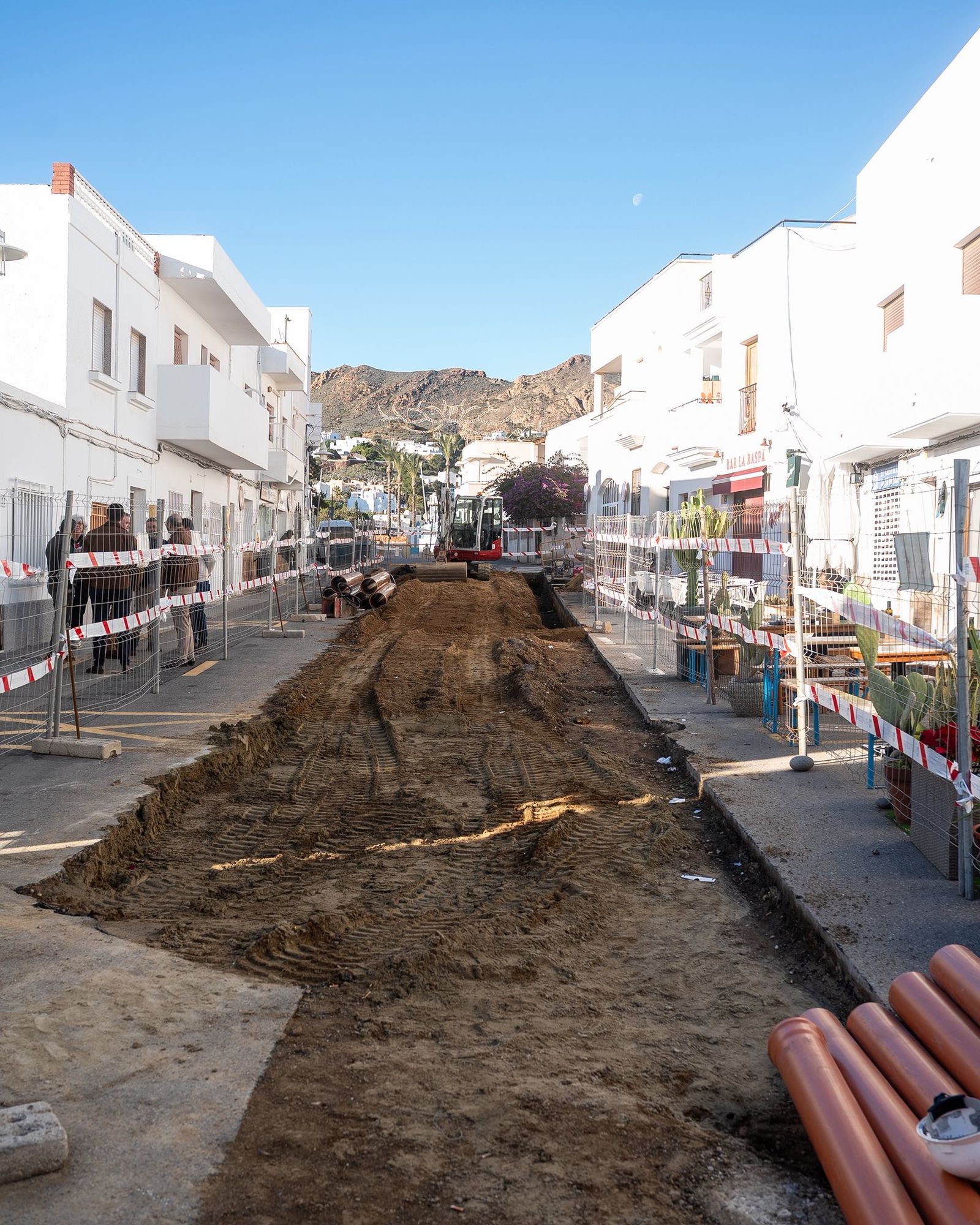 Avanzan las obras para hacer de la calle Bahía de Las Negras un paseo peatonal.