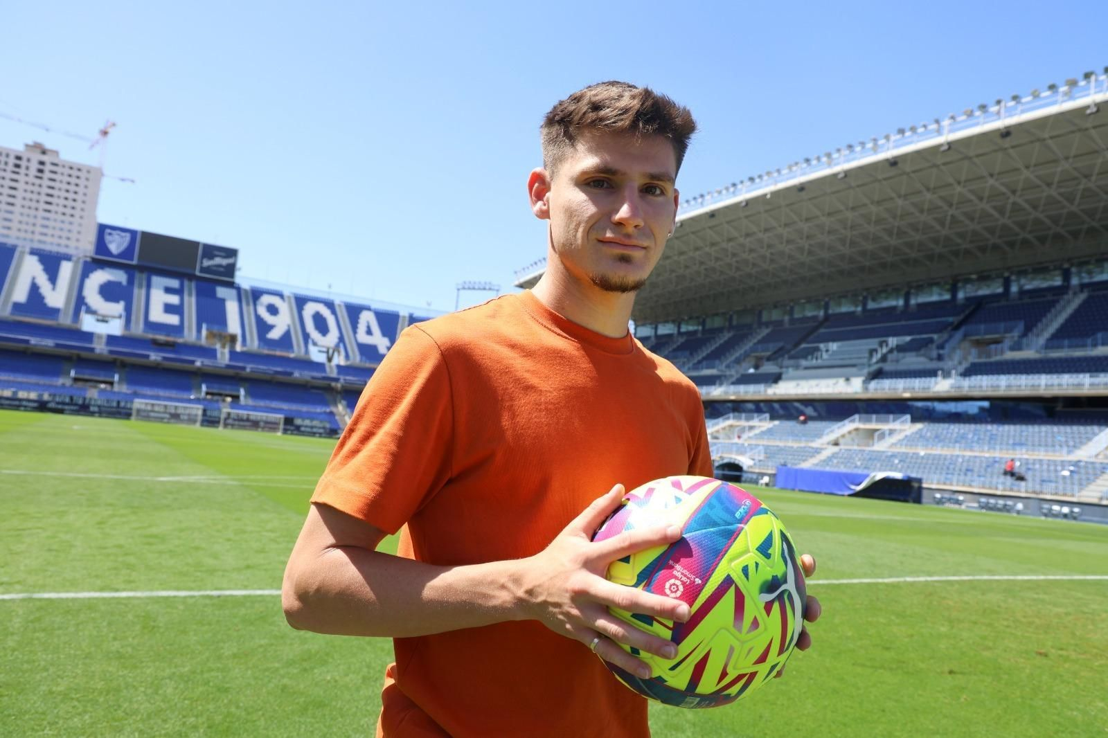 Cristian Gutiérrez posa para Málaga Hoy en La Rosaleda Cristian Gutiérrez posa para Málaga Hoy en La Rosaleda