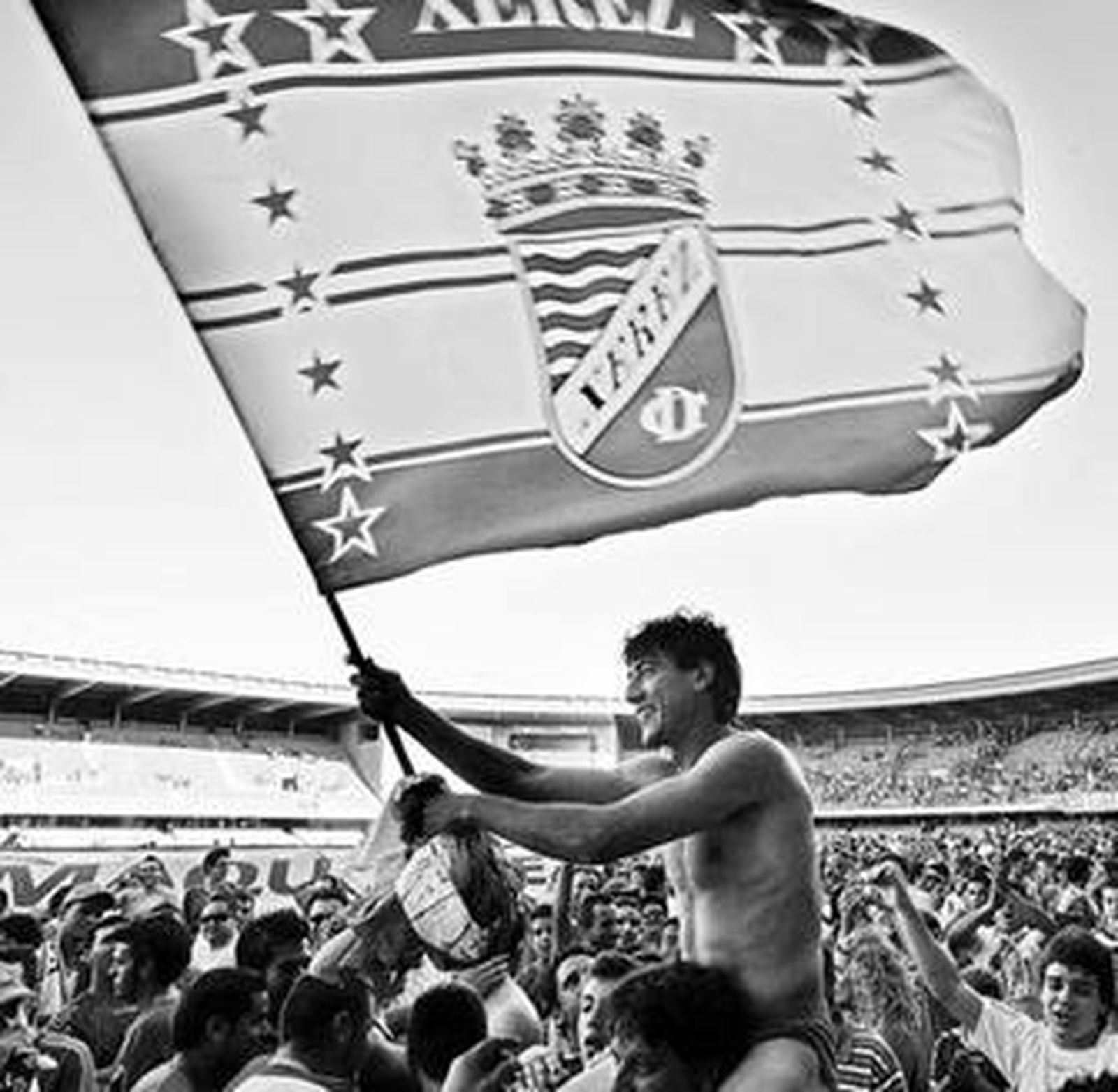 Pedro Ríos, a hombros de los aficionados, celebra la permanencia en Chapín.