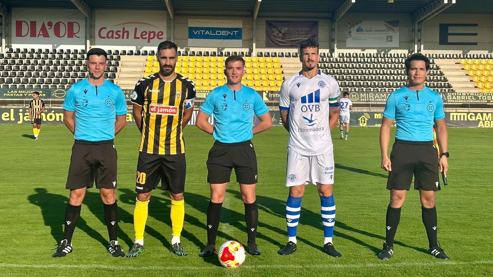 Los capitanes de San Roque y CD Extremadura posan con los árbitros.