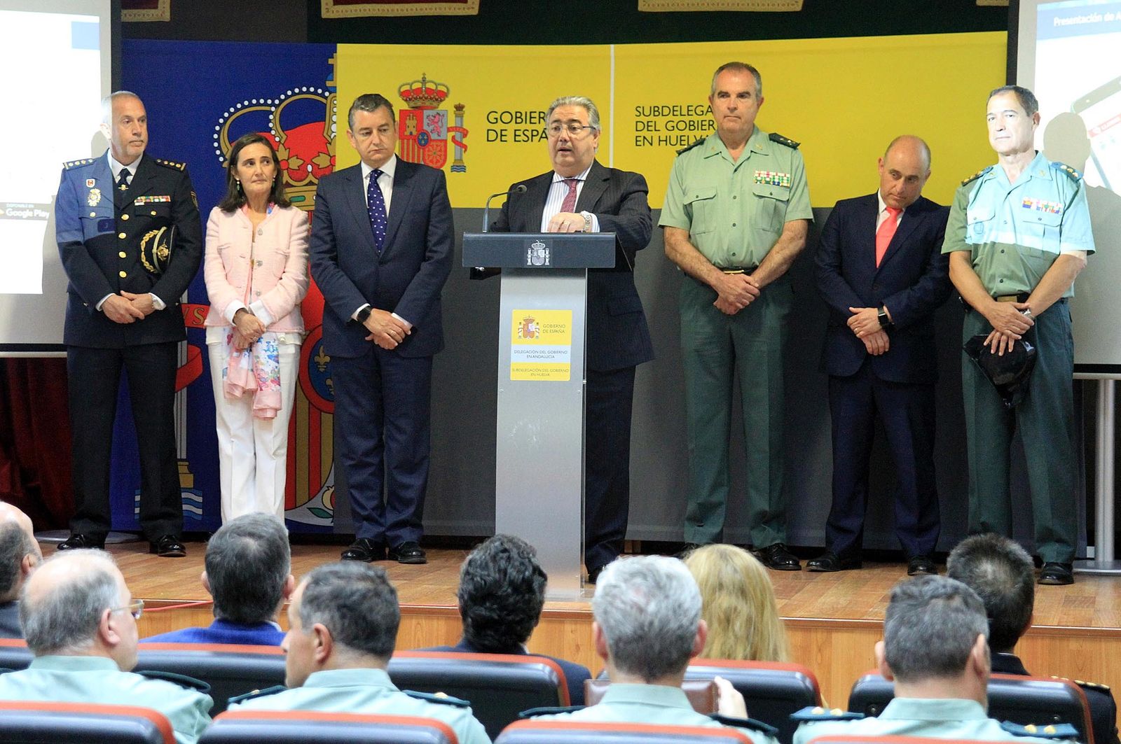 Juan Ignacio Zoido, ministro del Interior, presenta en la Comandancia de la Guardia Civil la nueva versión de AleryCops y el dispositivo del Rocío y posteriormente acude a la Diputación de Huelva para visitar la exposición sobre el terrorismo, en imágenes