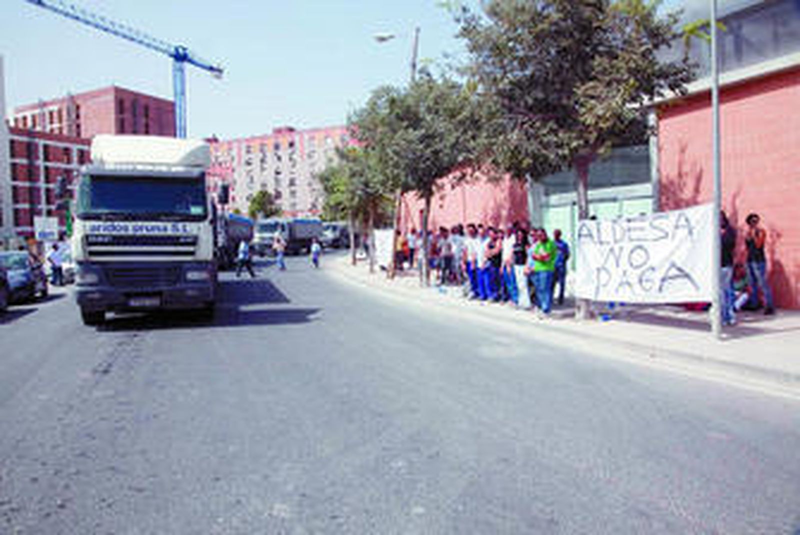 Imagen de las movilizaciones de ayer frente a la obra.