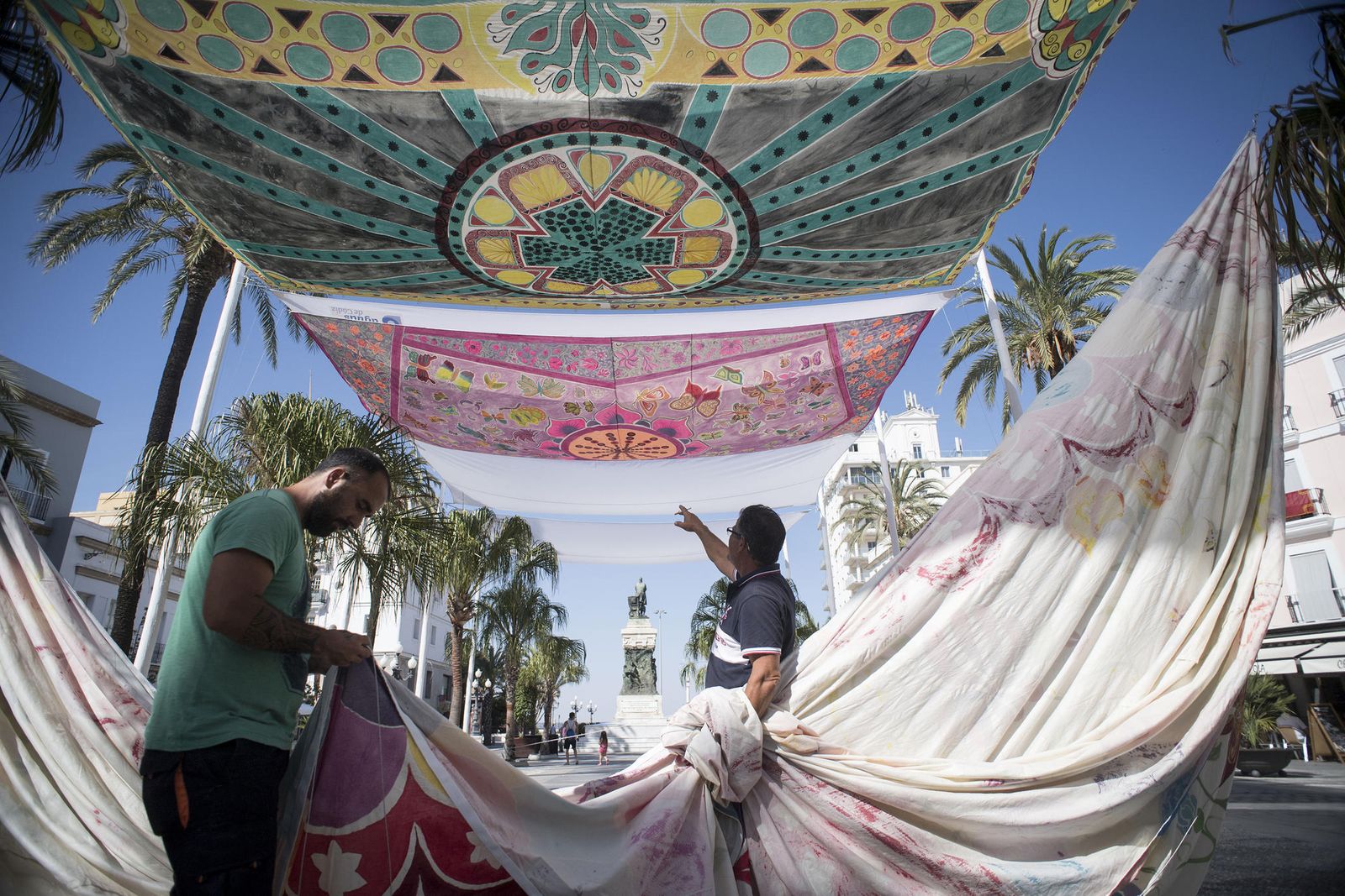 Toldos pintados a mano por José Alberto López y que se colocaron en San Juan de Dios para el Corpus en 2017.