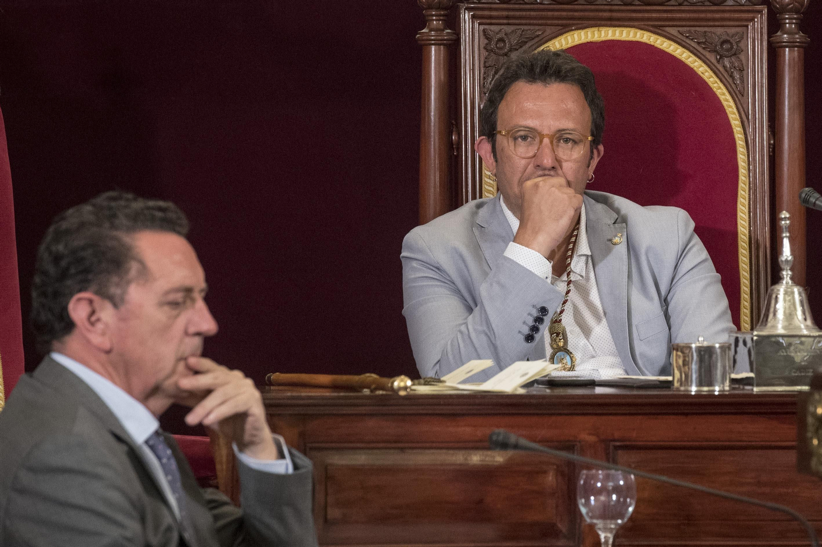 Imágenes de la investidura de José María González Kichi