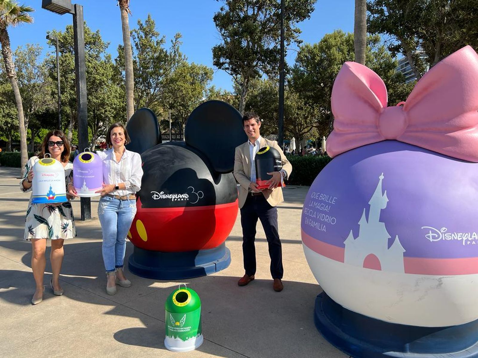La magia del reciclaje vuelve a tomar las calles de Almería con iglús de Disneyland Paris
