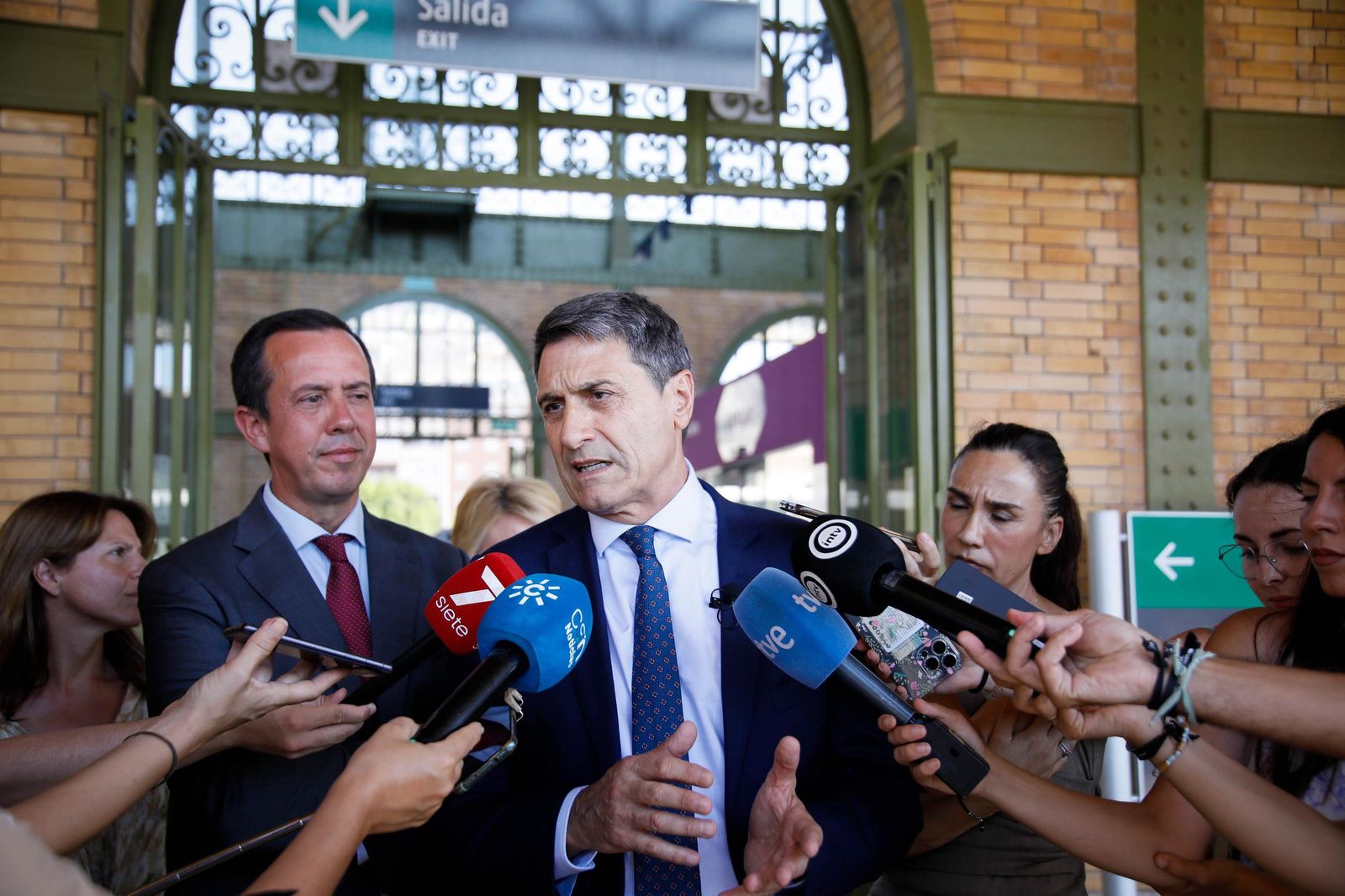 El delegado del Gobierno, Pedro Fernández, visita la estación histórica de Renfe en Almería, en imágenes