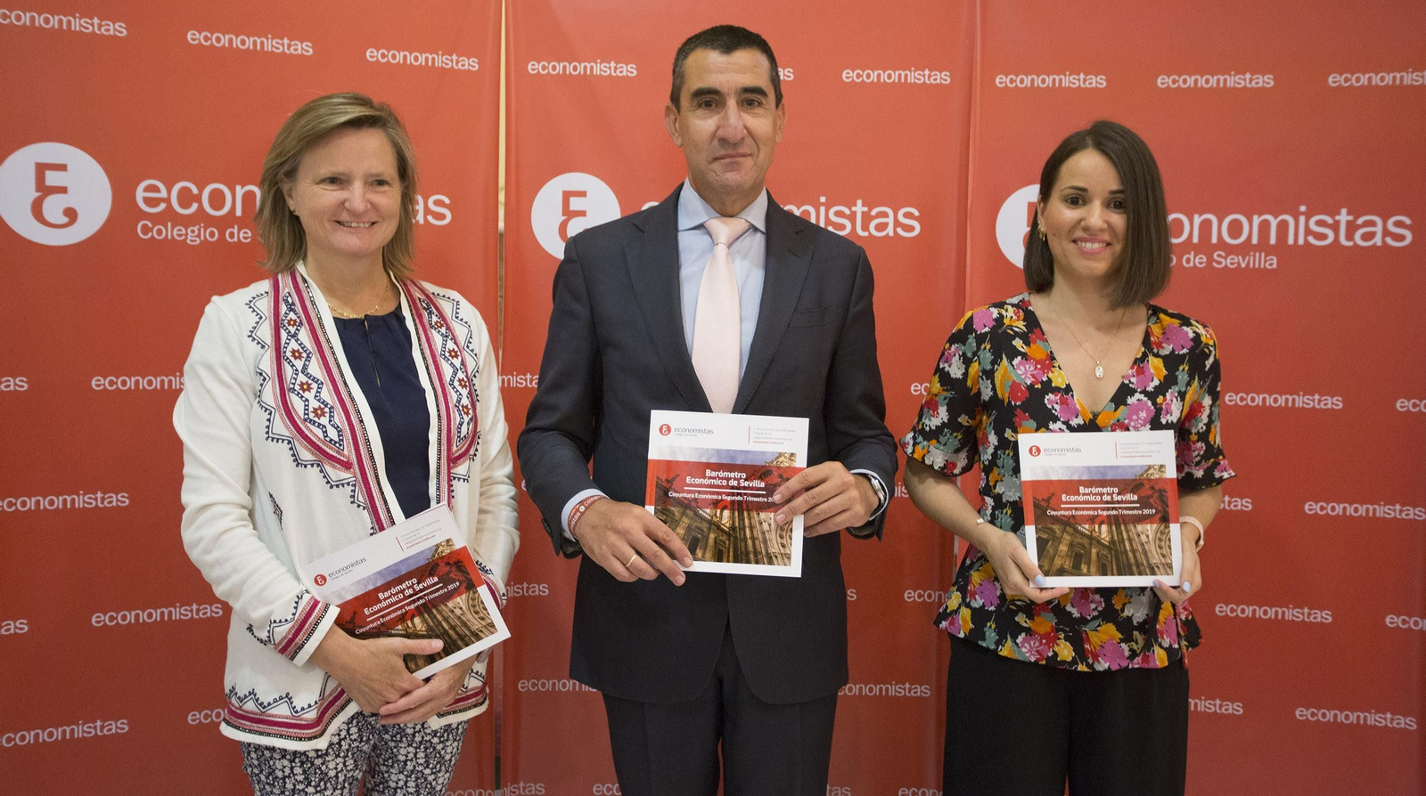 María del Pópulo Pablo Romero, Francisco J. Tato Jiménez y María del Carmen Delgado López antes de la presentación del barómetro.