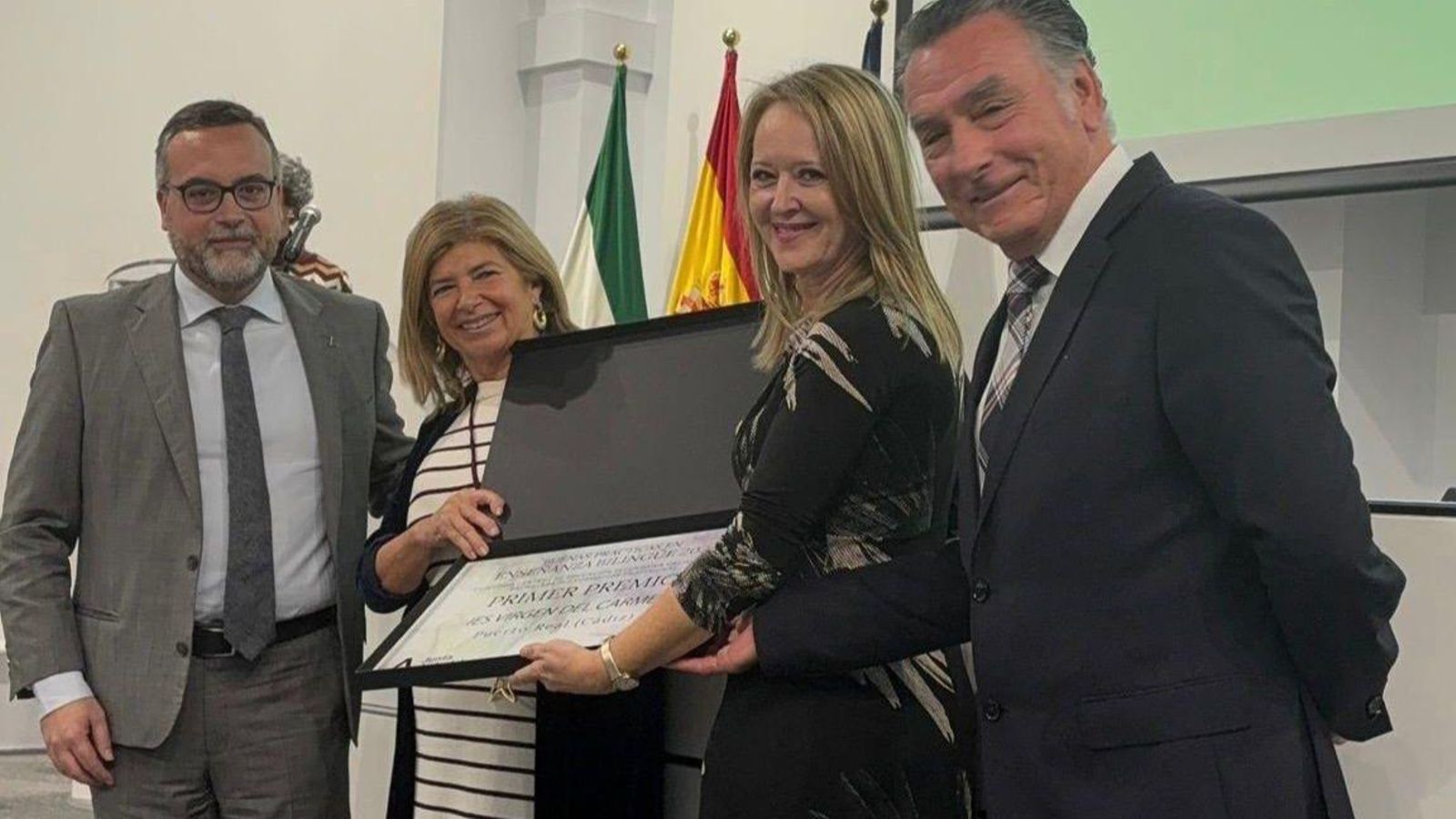 Entrega del reconocimiento al IES Virgen del Carmen Entrega del reconocimiento al IES Virgen del Carmen