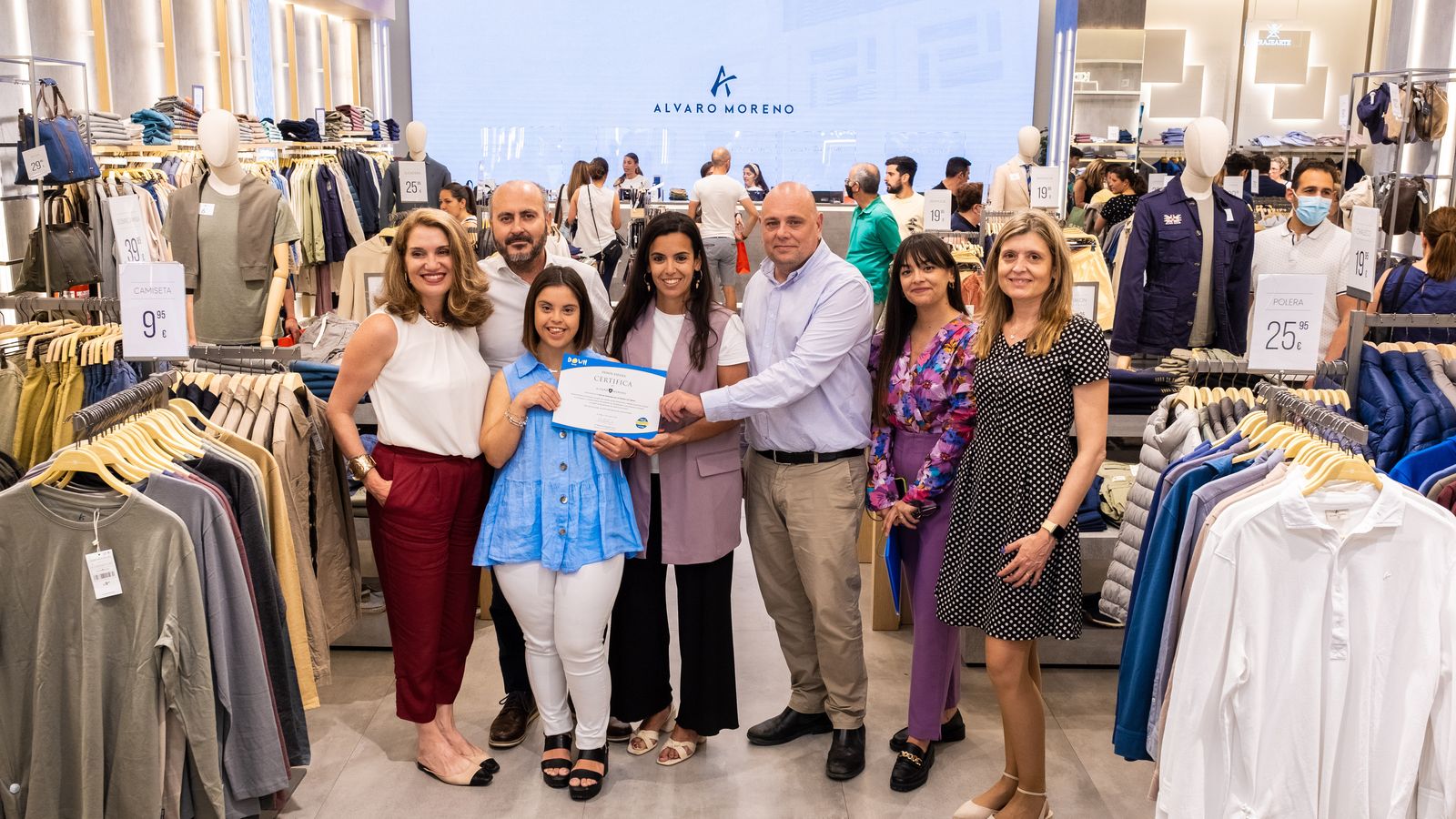 La entrega del sello se realizó en una de las tiendas de Sevilla que participa en el proyecto 'Tiendas con Alma'.