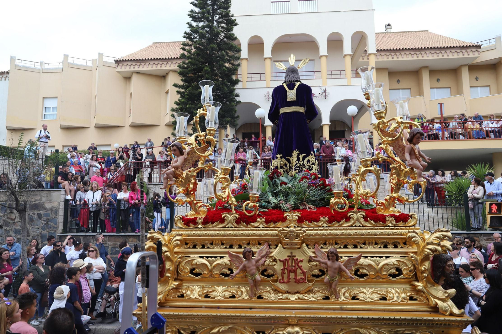 Imágenes del recorrido de la Hermandad del Cristo Cautivo de Huelva