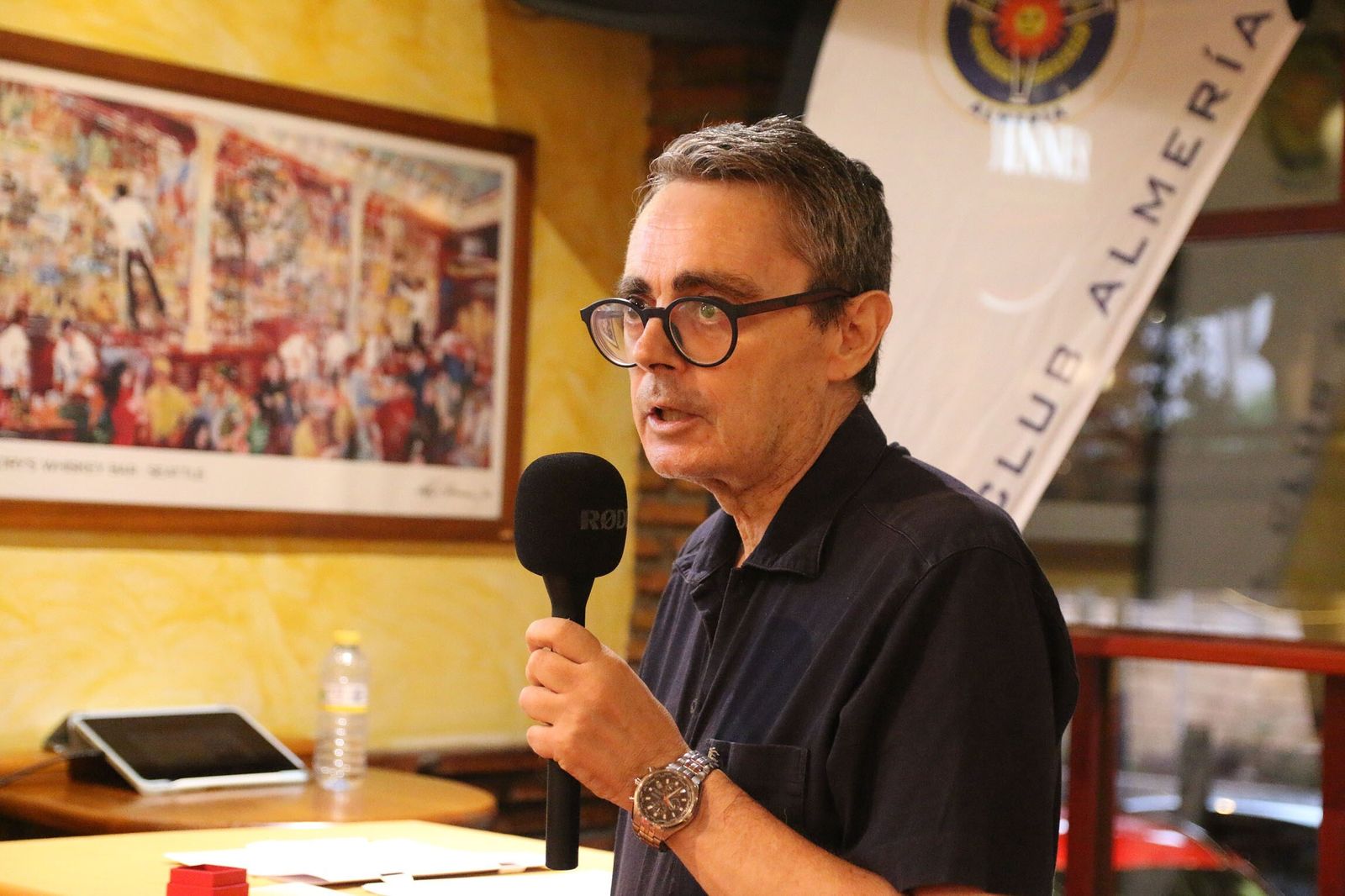 Rafael Ruiz Ortiz toma la palabra en el homenaje realizado a los expresidentes del Automóvil Club de Almería.