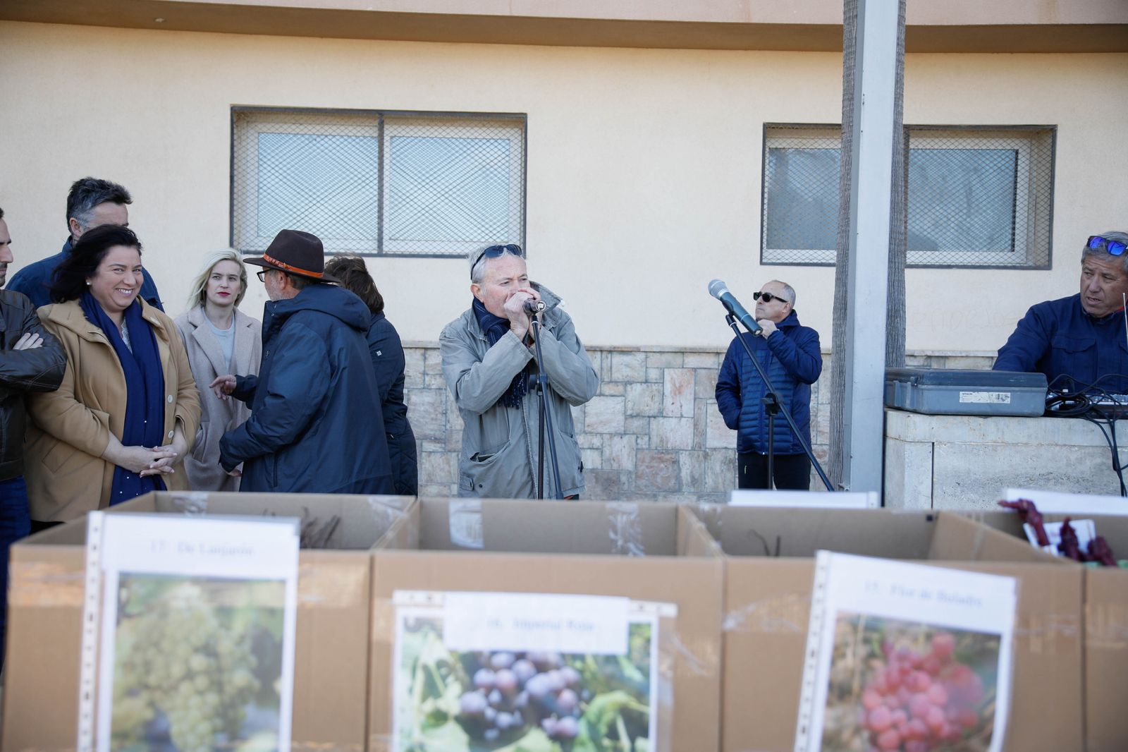 Imágenes del reparto de Parras en Alhama de Almería