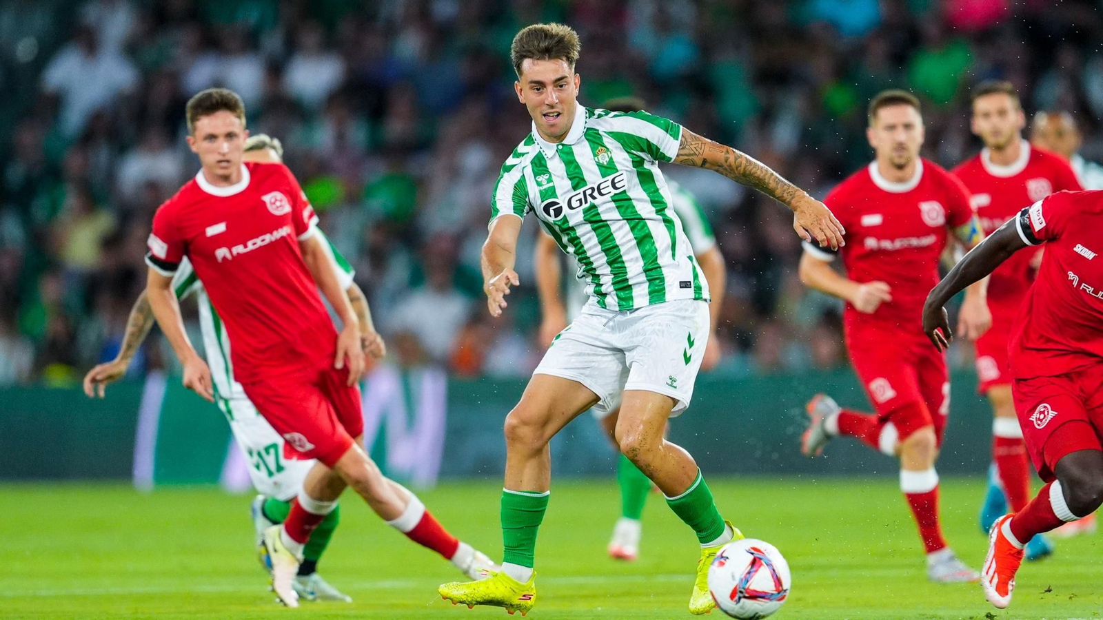 Iker Losada controla el balón en el partido de la Conference ante el Kryvbas.
