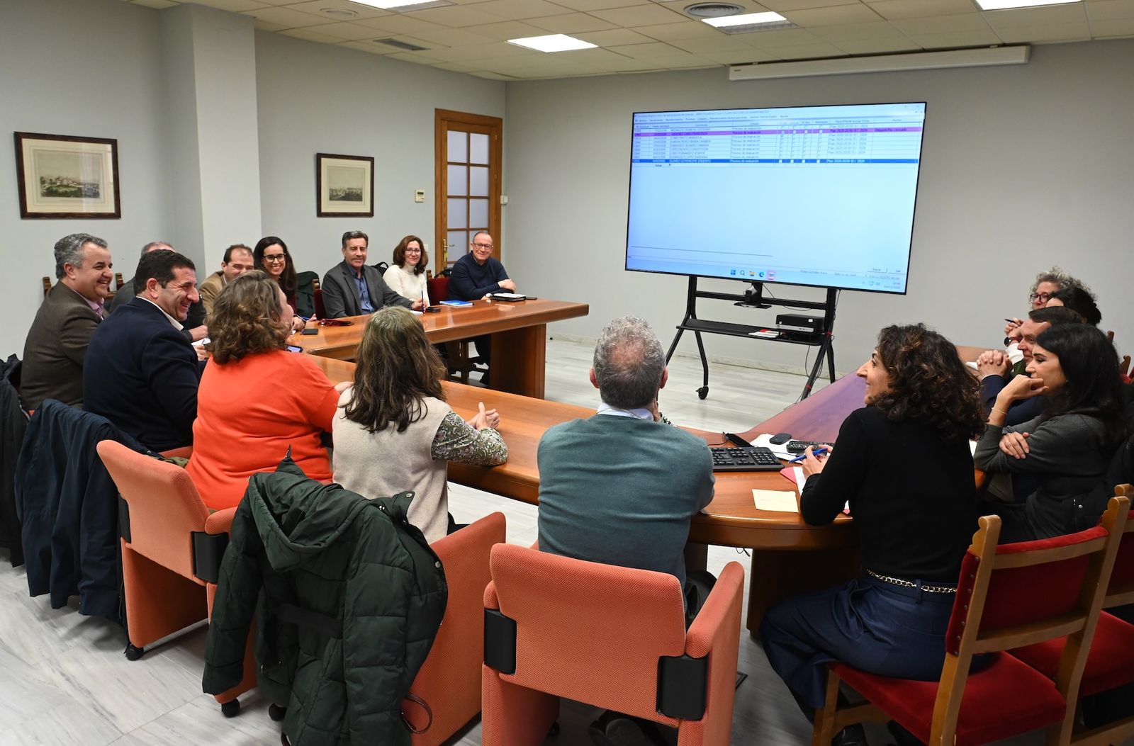Belén de la Cuadra y José Ignacio Martínez, mostrando el funcionamiento del Registro de Demandantes de Viviendas Protegidas de Jerez.