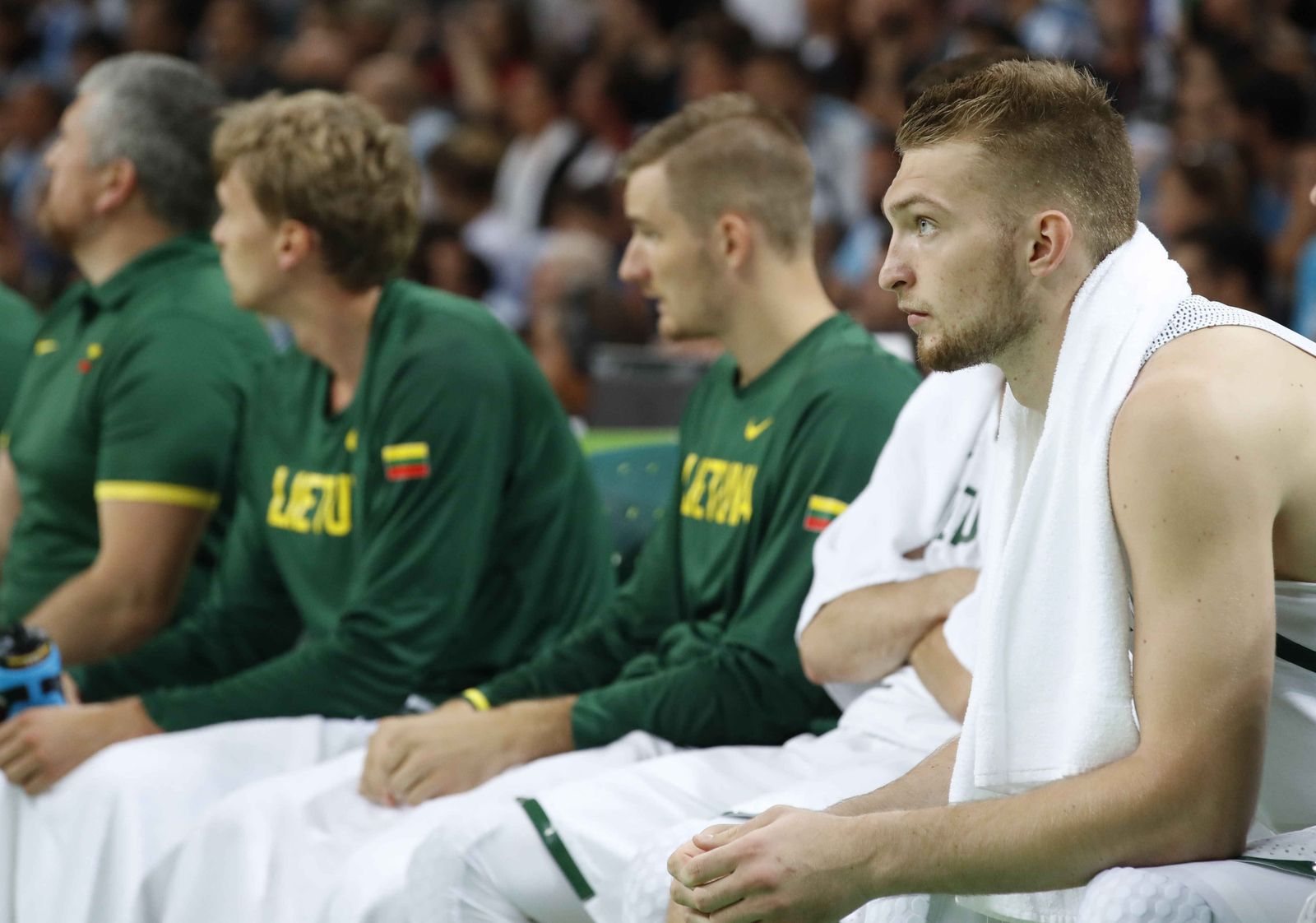 Domas Sabonis, en el banquillo en un encuentro con Lituania.