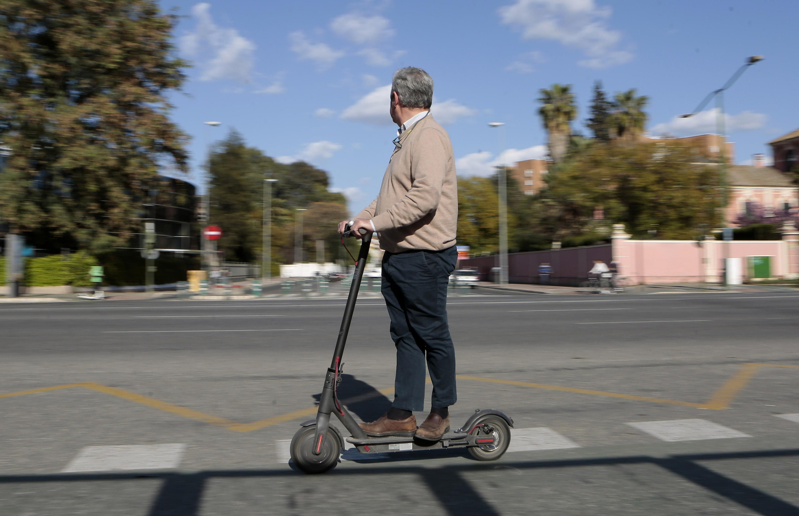 Un hombre circula en un patinete eléctrico.
