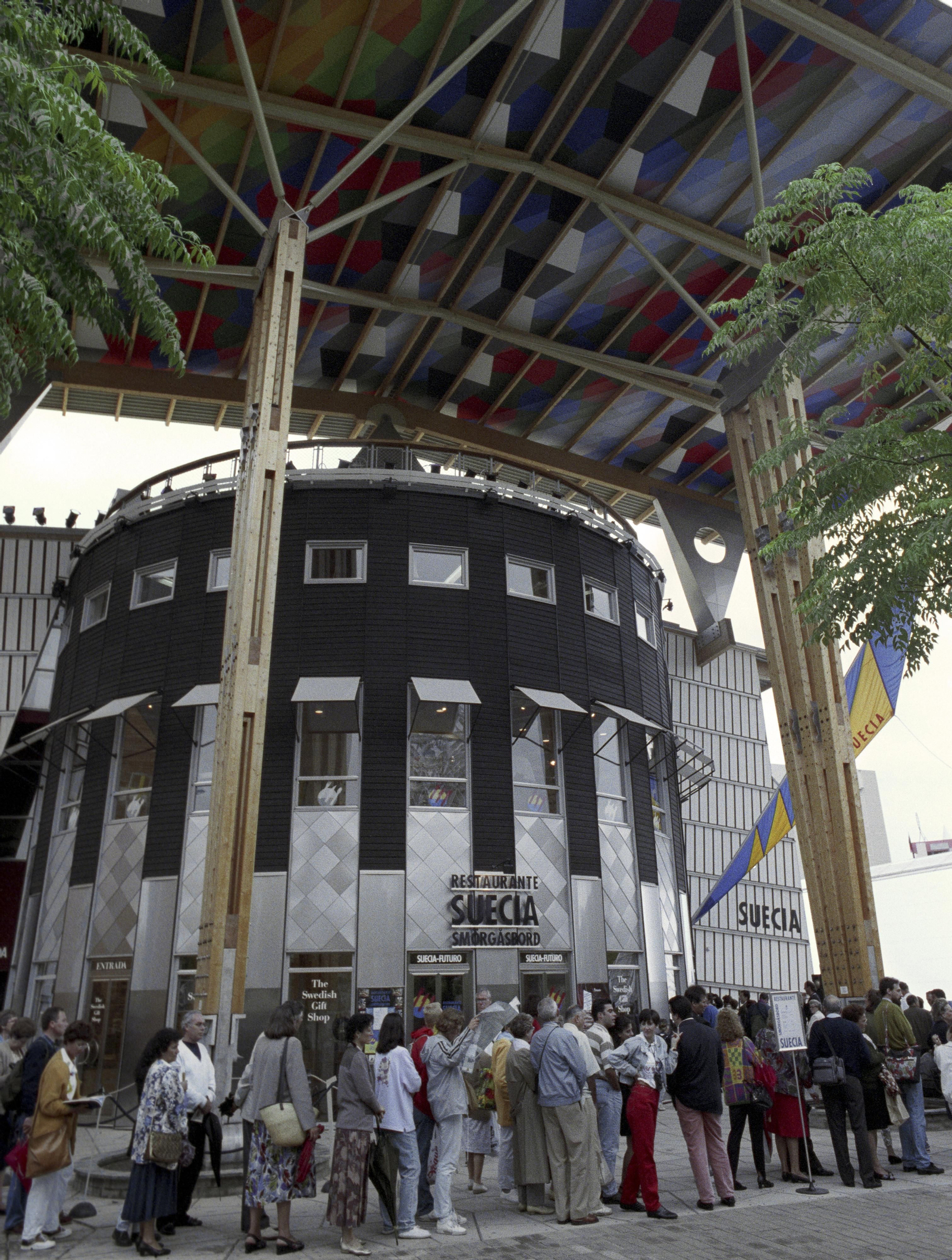 Colas ante el pabellón de Suecia.