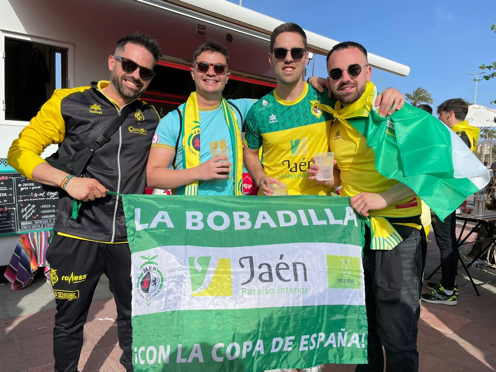 Fotogalería | La afición del Jaén Paraíso Interior FS tiñe Cartagena de amarillo