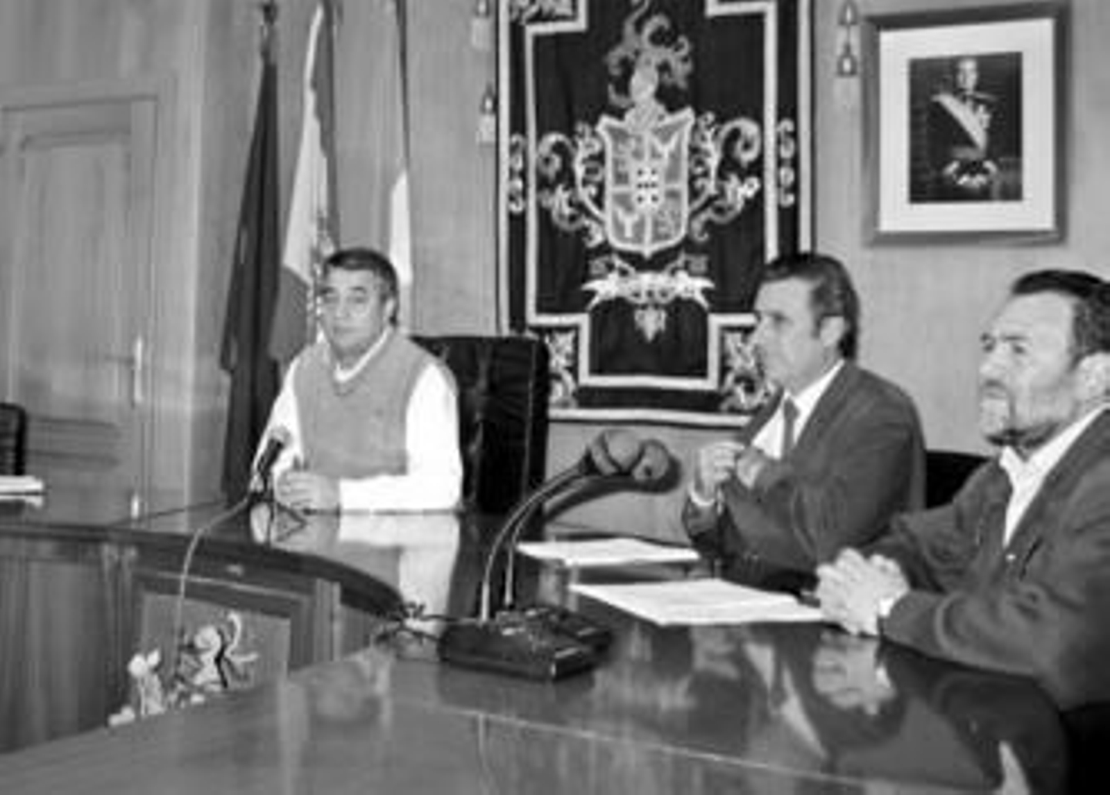 José María Orozco se dispone a firmar la escritura en compañía de Matías González y Santiago Aranda.