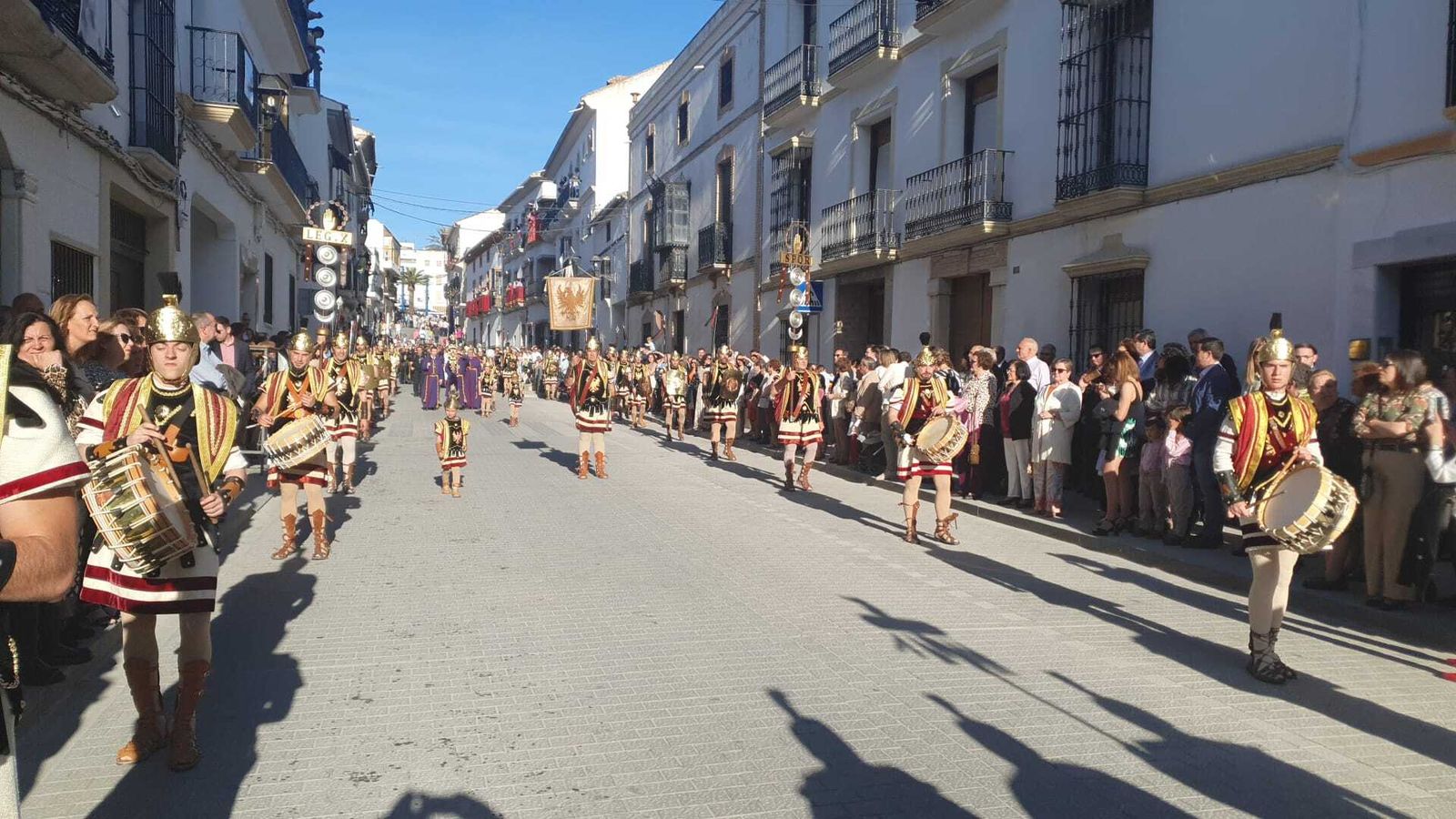 Viernes Santo en Castro del Río: La cesión del paso al Santo Entierro, en imágenes