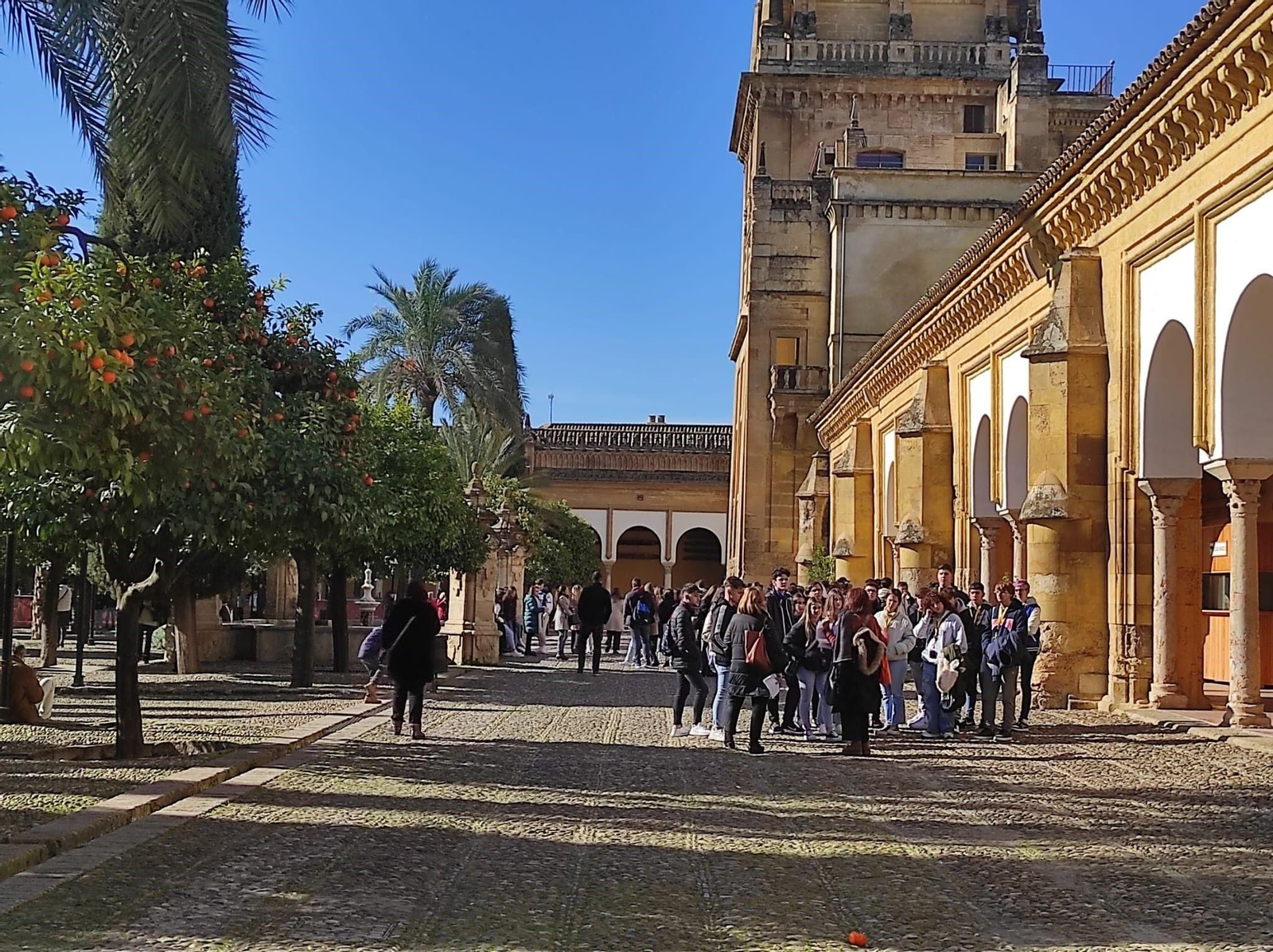 Turistas en el Patio de los Naranjos de la Mezquita-Catedral Turistas en el Patio de los Naranjos de la Mezquita-Catedral
