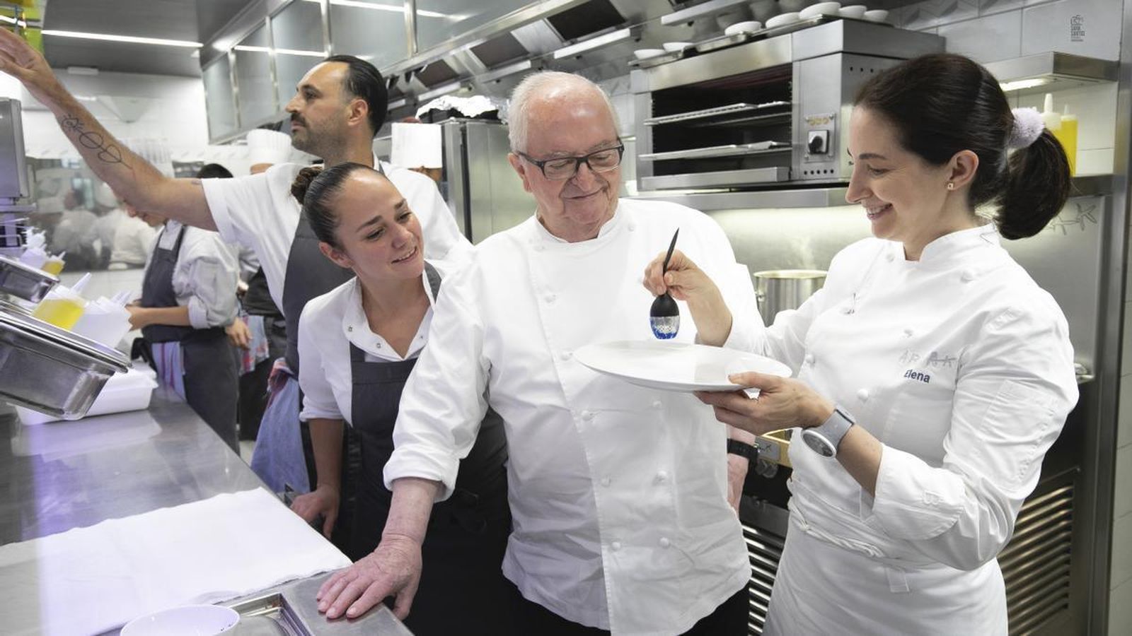 Elena Arzak con su padre, el cocinero Juan Mari Arzak.