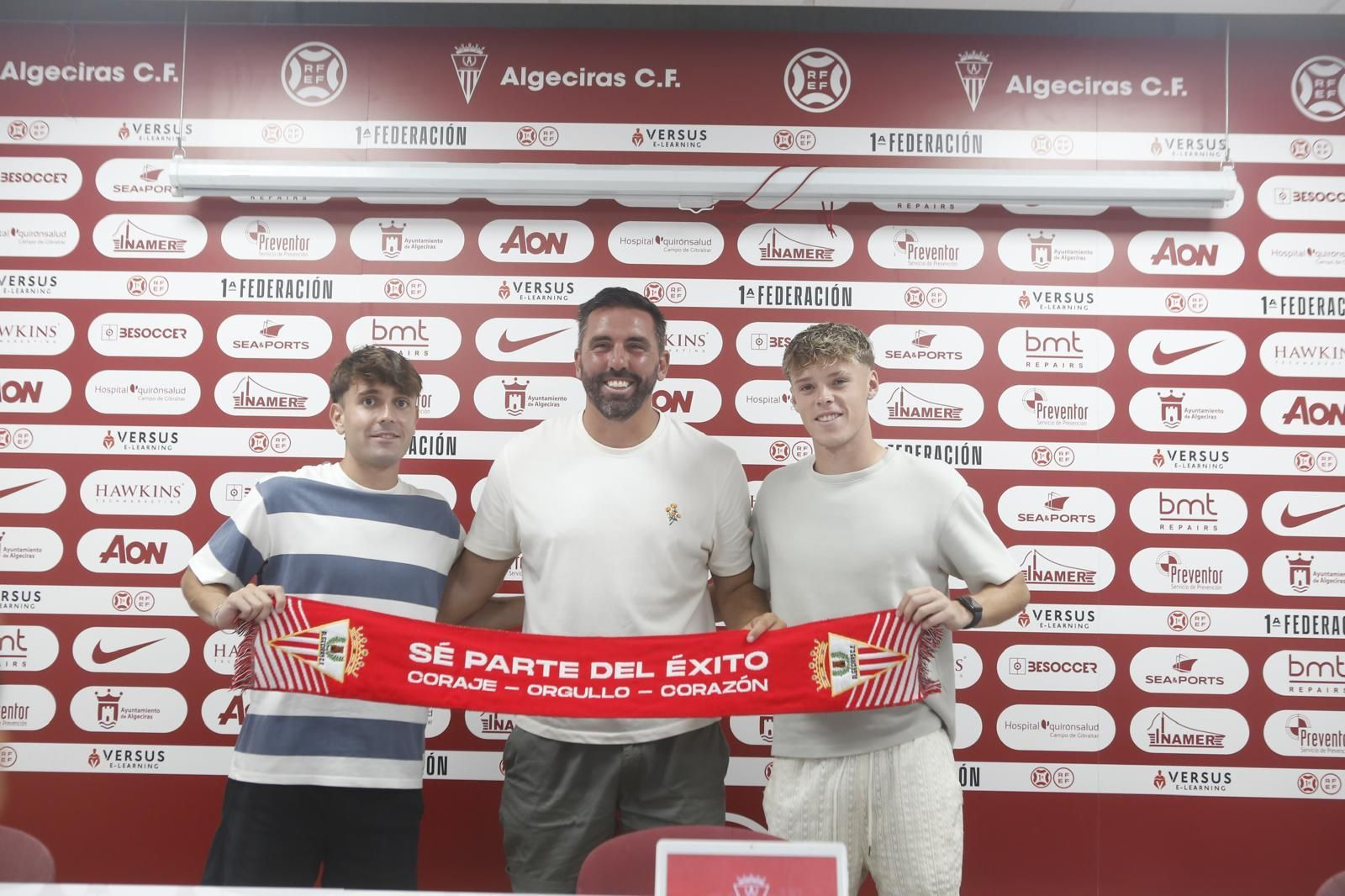 Dani Garrido y Joe James Riley, nuevos jugadores del Algeciras CF, posan con Jordi Figueras, director deportivo Dani Garrido y Joe James Riley, nuevos jugadores del Algeciras CF, posan con Jordi Figueras, director deportivo