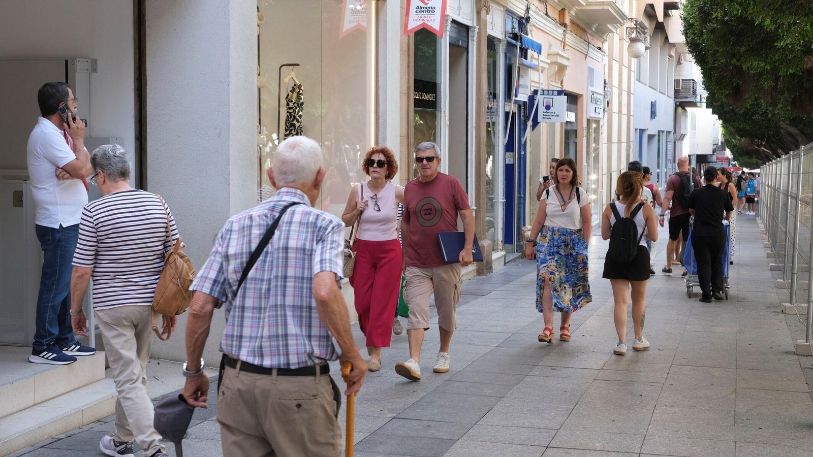 Varias personas de distintas edades pasean por el Paseo de Almería de la capital almeriense. Varias personas de distintas edades pasean por el Paseo de Almería de la capital almeriense.
