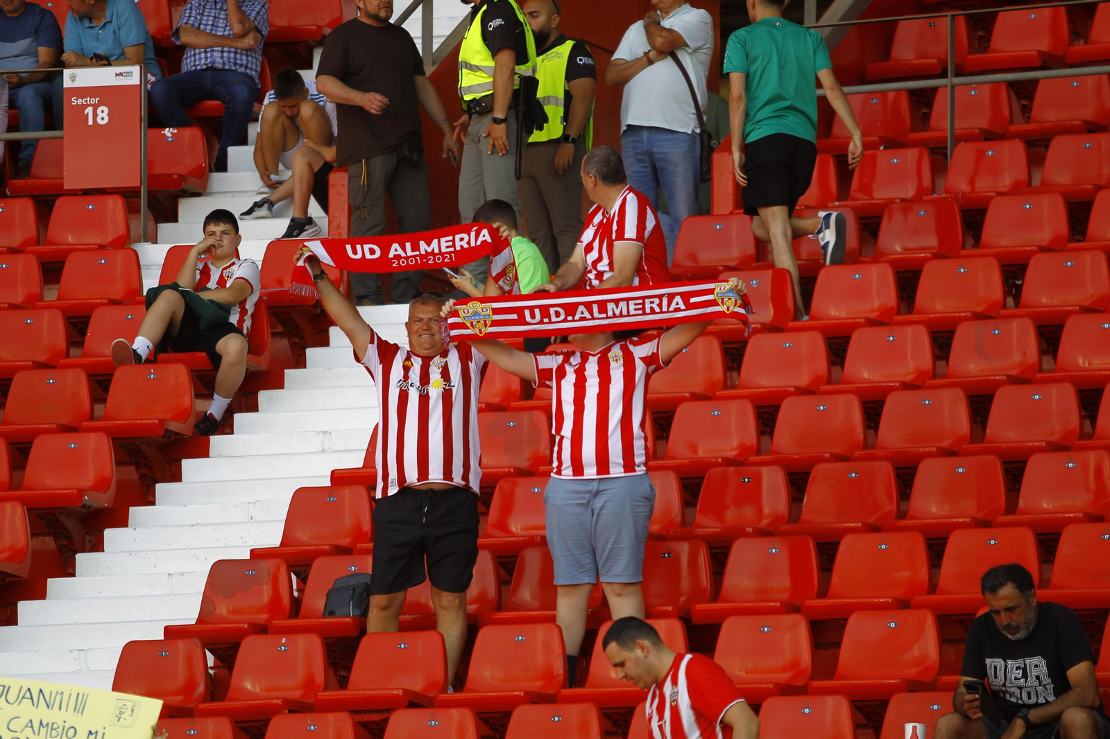 Imágenes de la gran victoria del Almería ante el Cádiz por 6 a 1