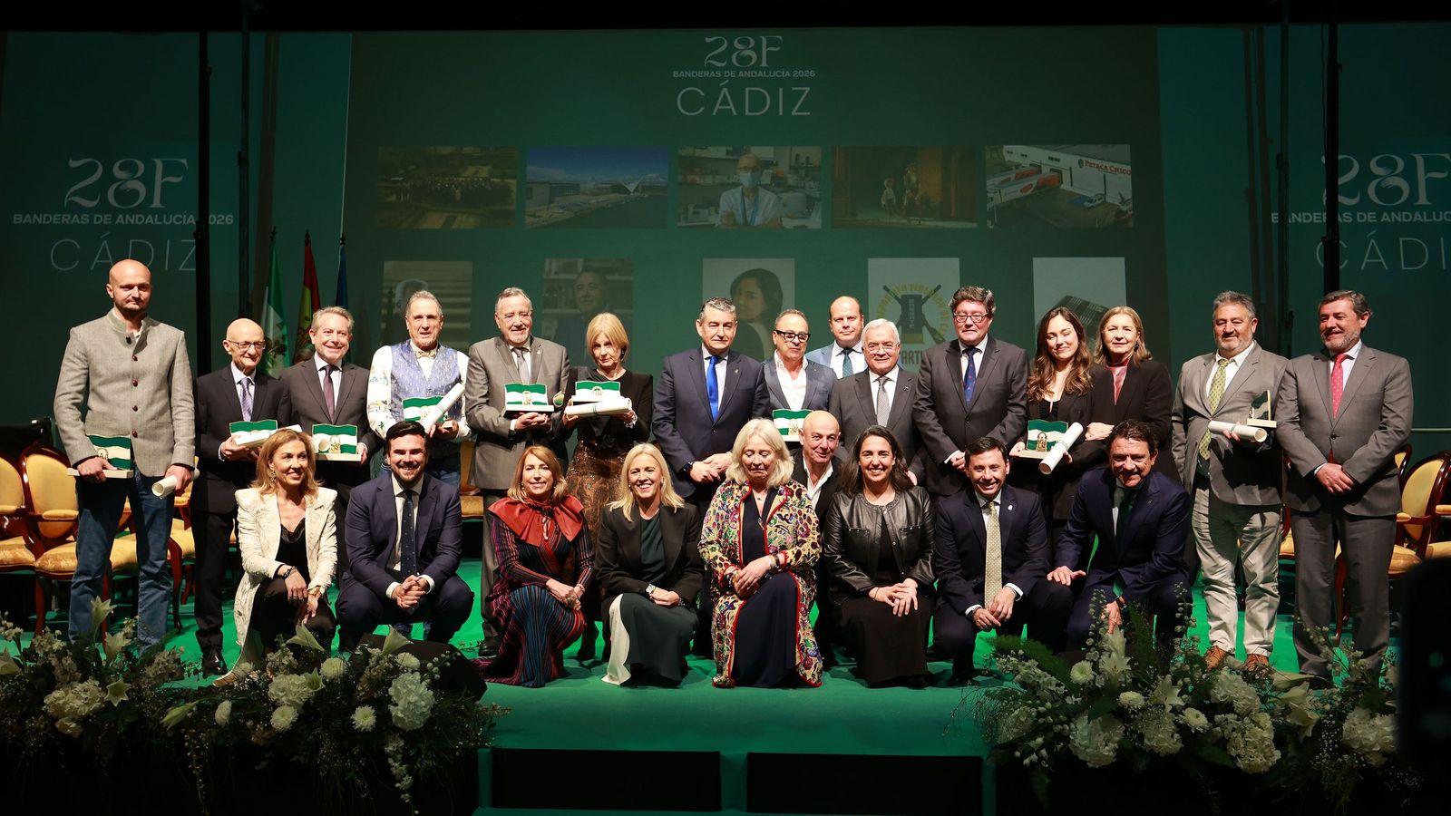 Los galardonados con la Bandera de Andalucía de la provincia de Cádiz 2026 junto a las autoridades en los Museos de la Atalaya de Jerez.