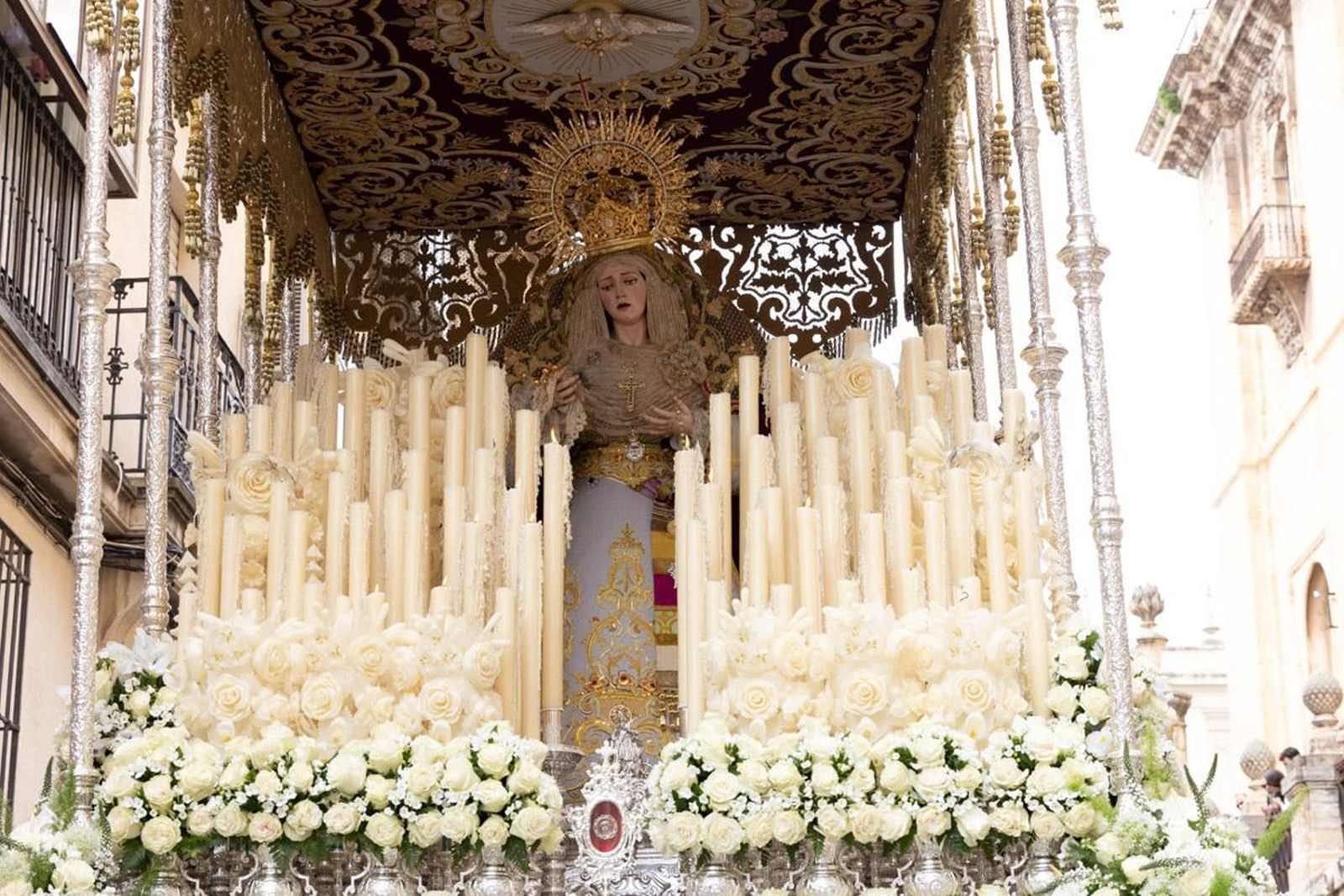 Los jiennenses se echan a la calle para presenciar la primera de las procesiones de la jornada: la Borriquilla (II)