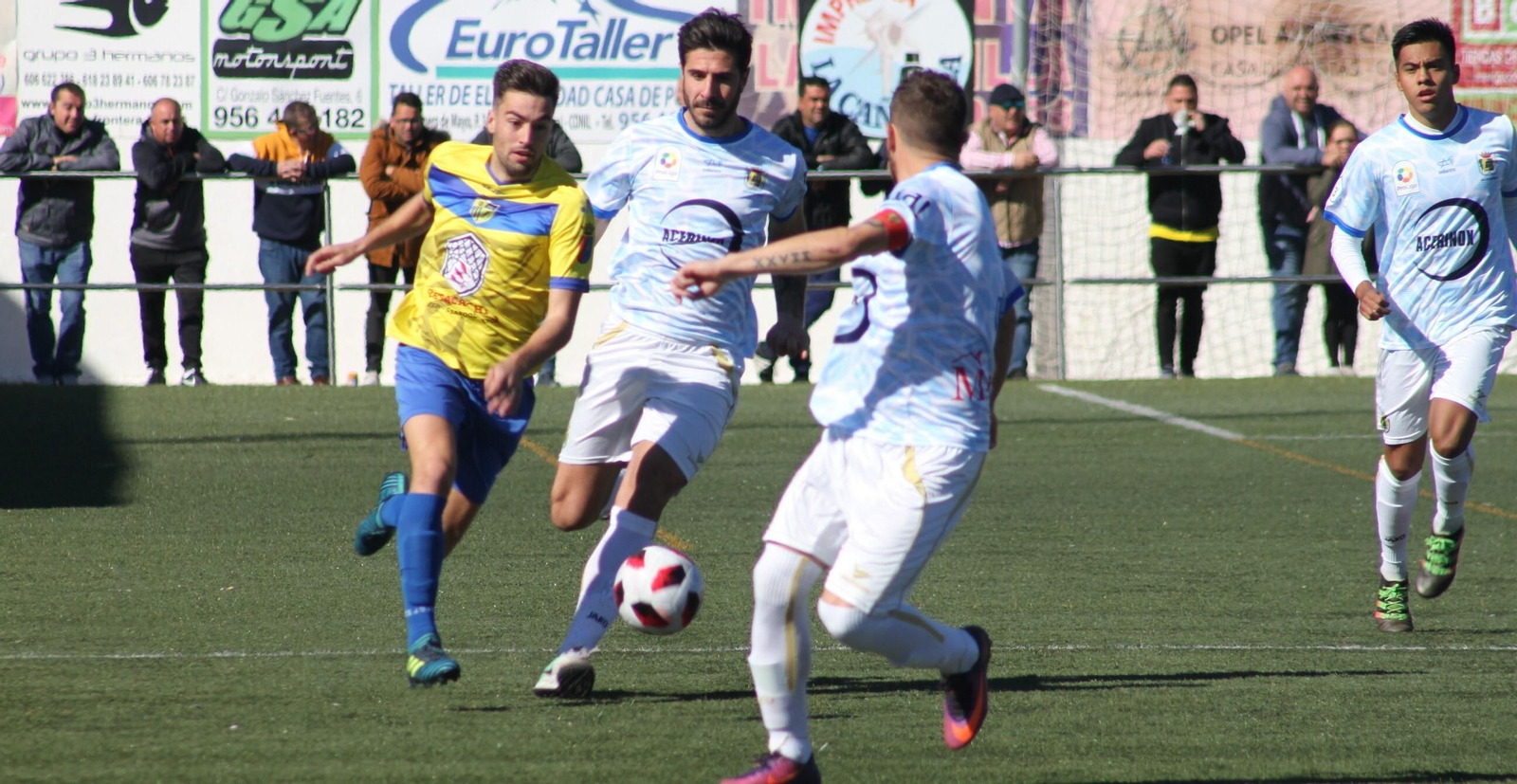 Mario Sánchez, de amarillo, en un partido con el Conil.