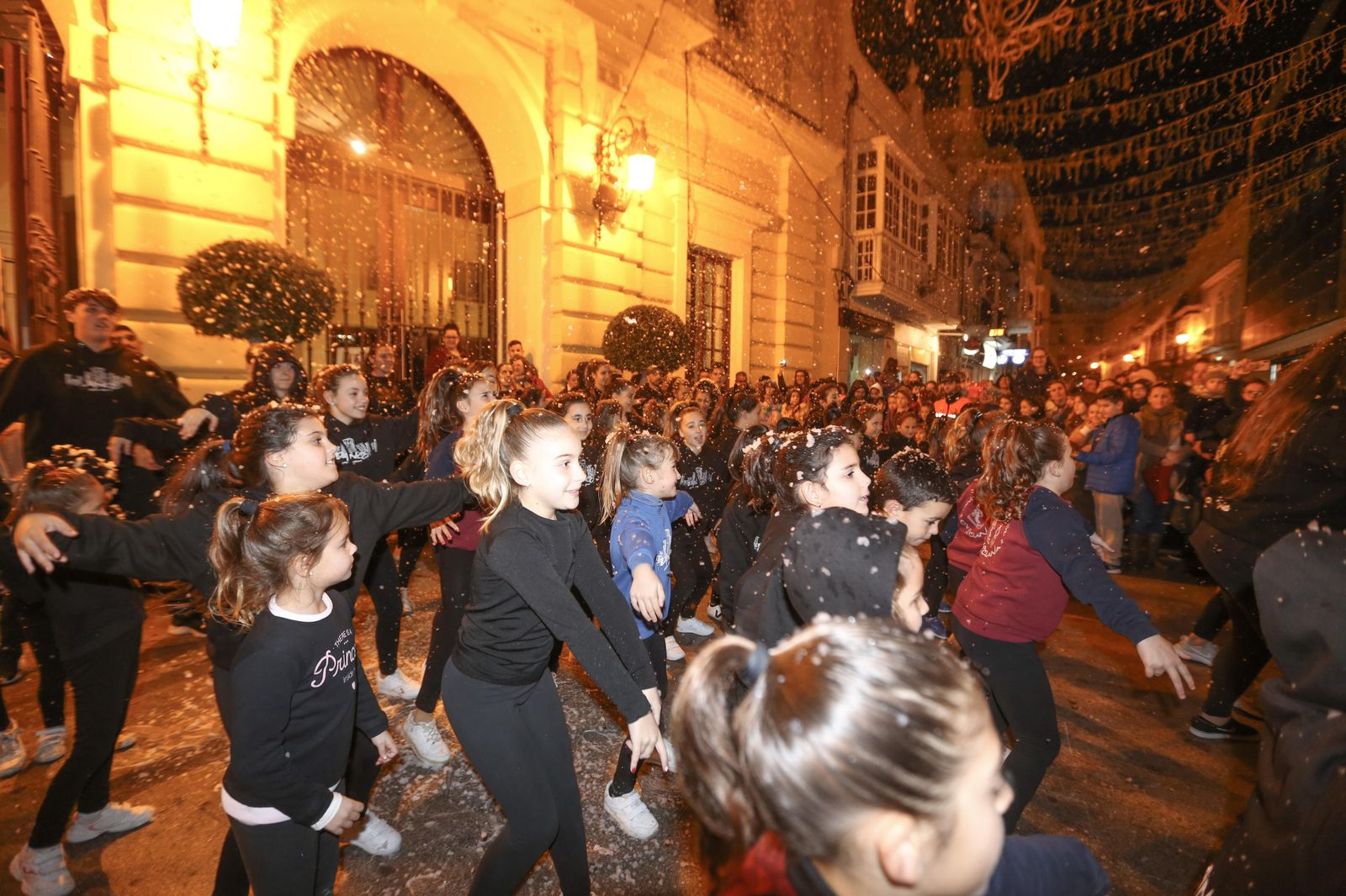 Un grupo de Dance School Chiclana durante una actuación a las puertas del Consistorio en unas pasadas navidades.