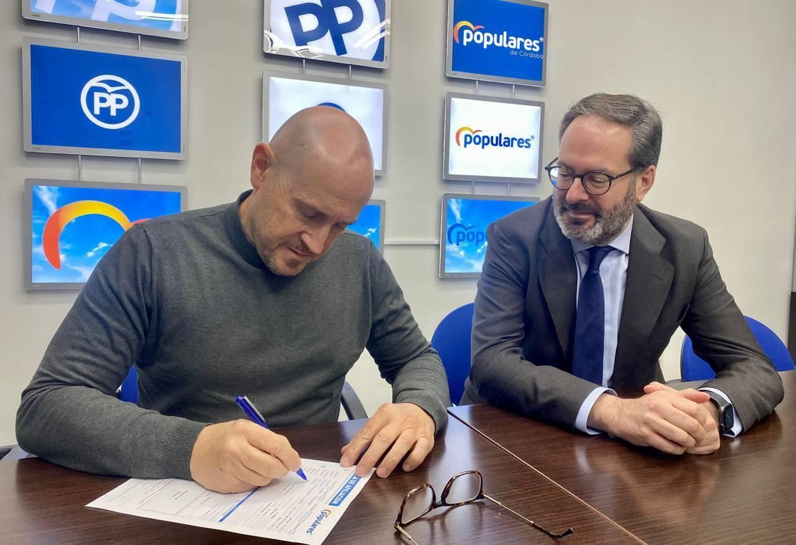 Federico Cabello de Alba, junto a Adolfo Molina, en su afiliación al PP hace dos semanas. Federico Cabello de Alba, junto a Adolfo Molina, en su afiliación al PP hace dos semanas.
