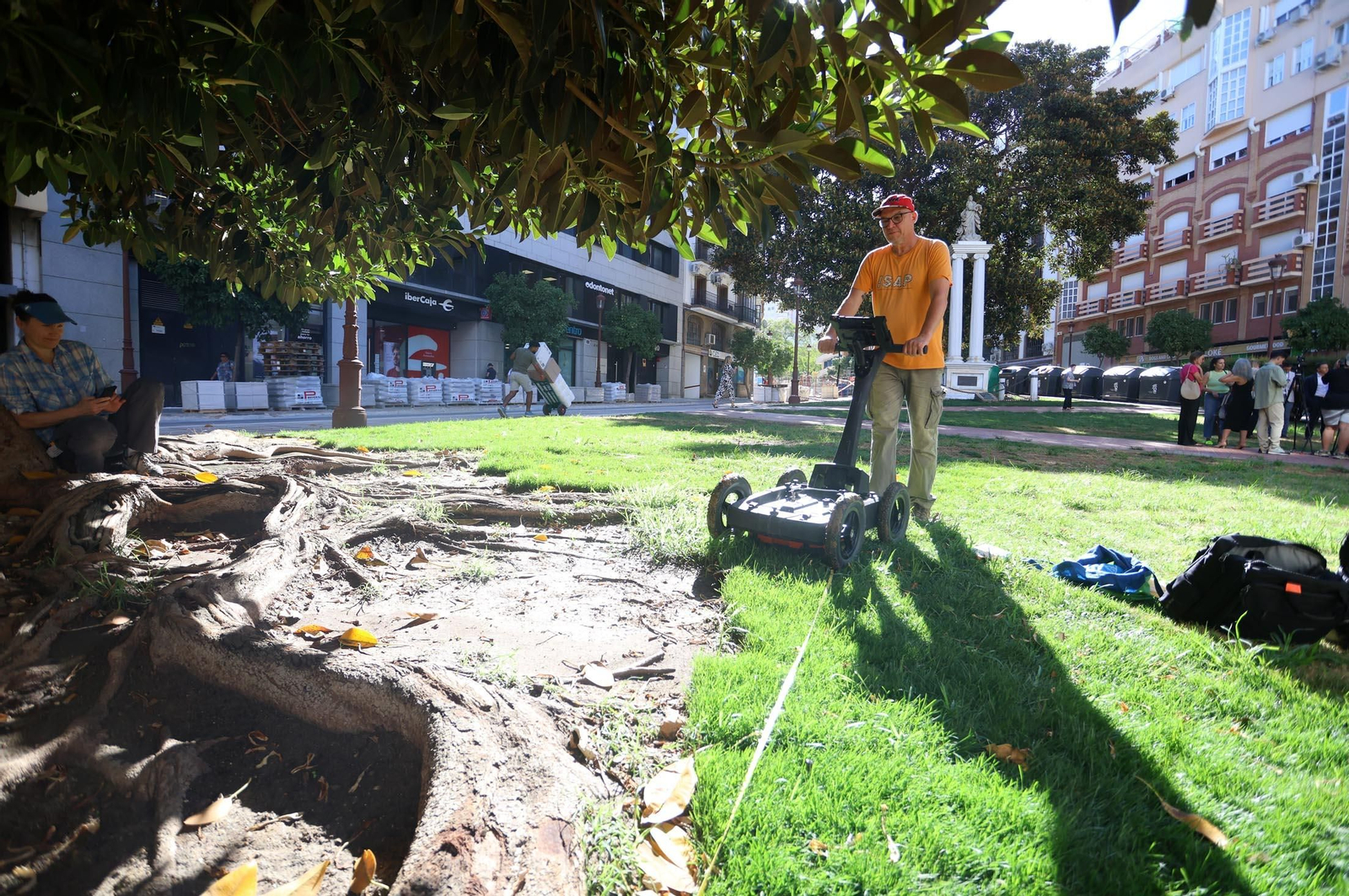 Imágenes de los trabajos para la prospección arqueológica geofísica, en la plaza Arqueológica