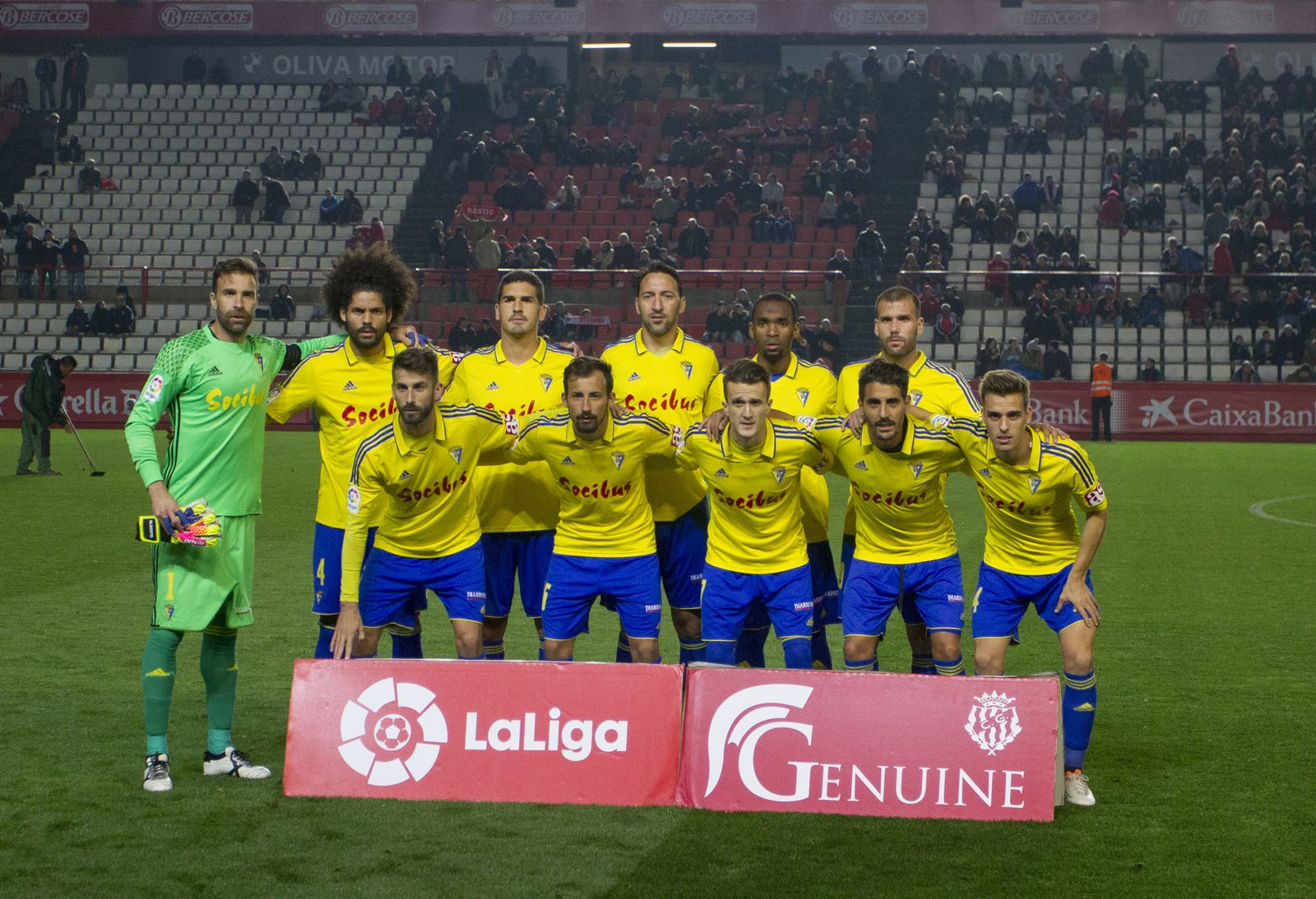 Formación inicial del Cádiz en el encuentro contra el Nástic de Tarragona.