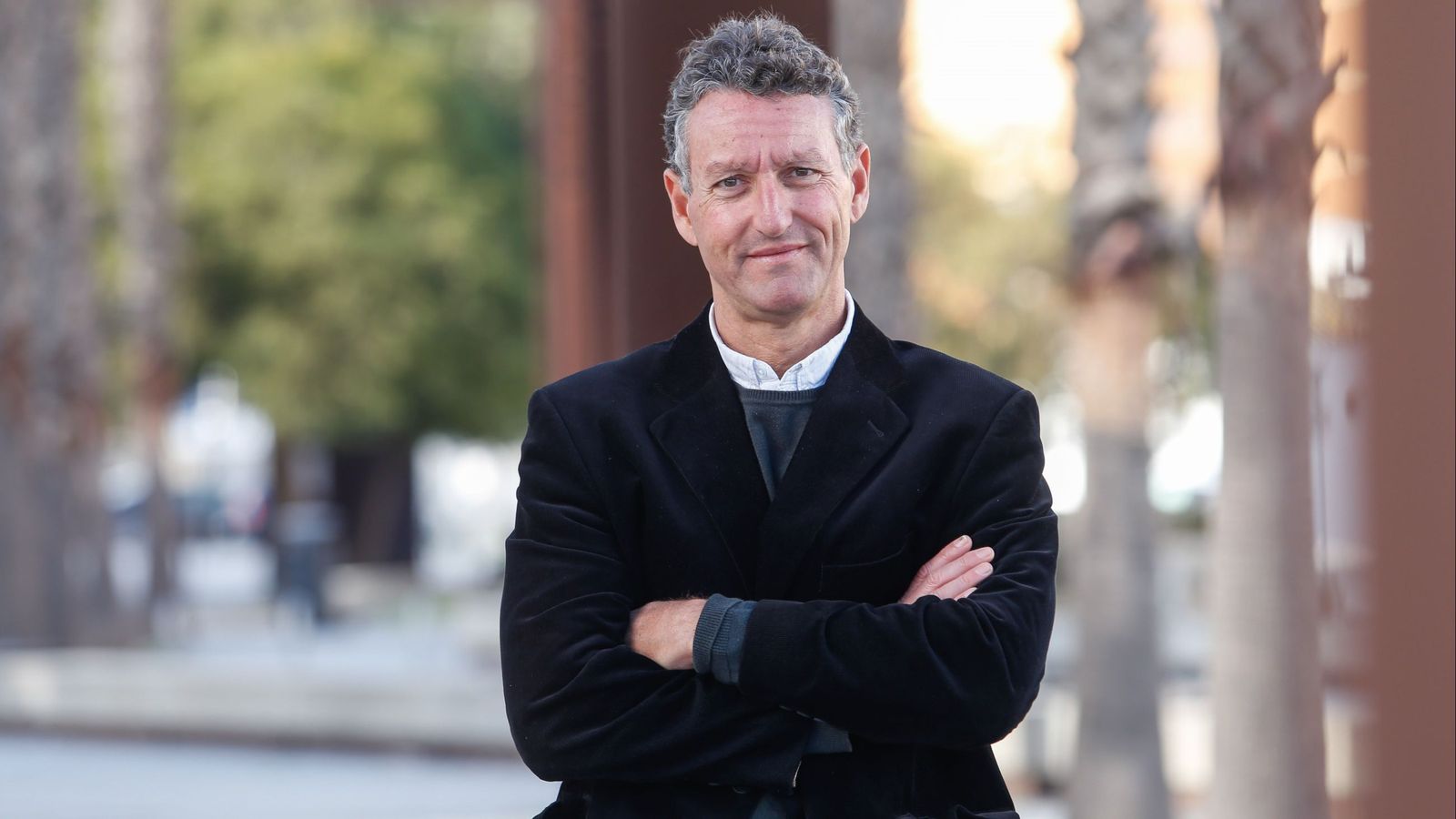 José Ramón Rodríguez Álvarez, en el paseo del río de la Miel, uno de los espacios que analiza en el primer artículo de la serie.