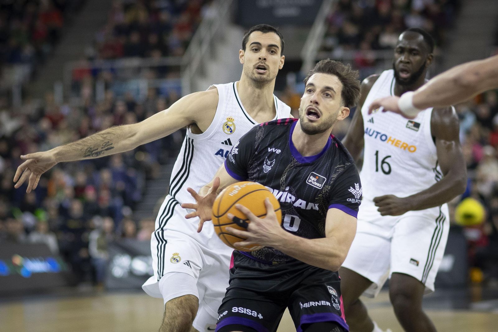 Sergi García entra a canasta en el duelo ante el Real Madrid.